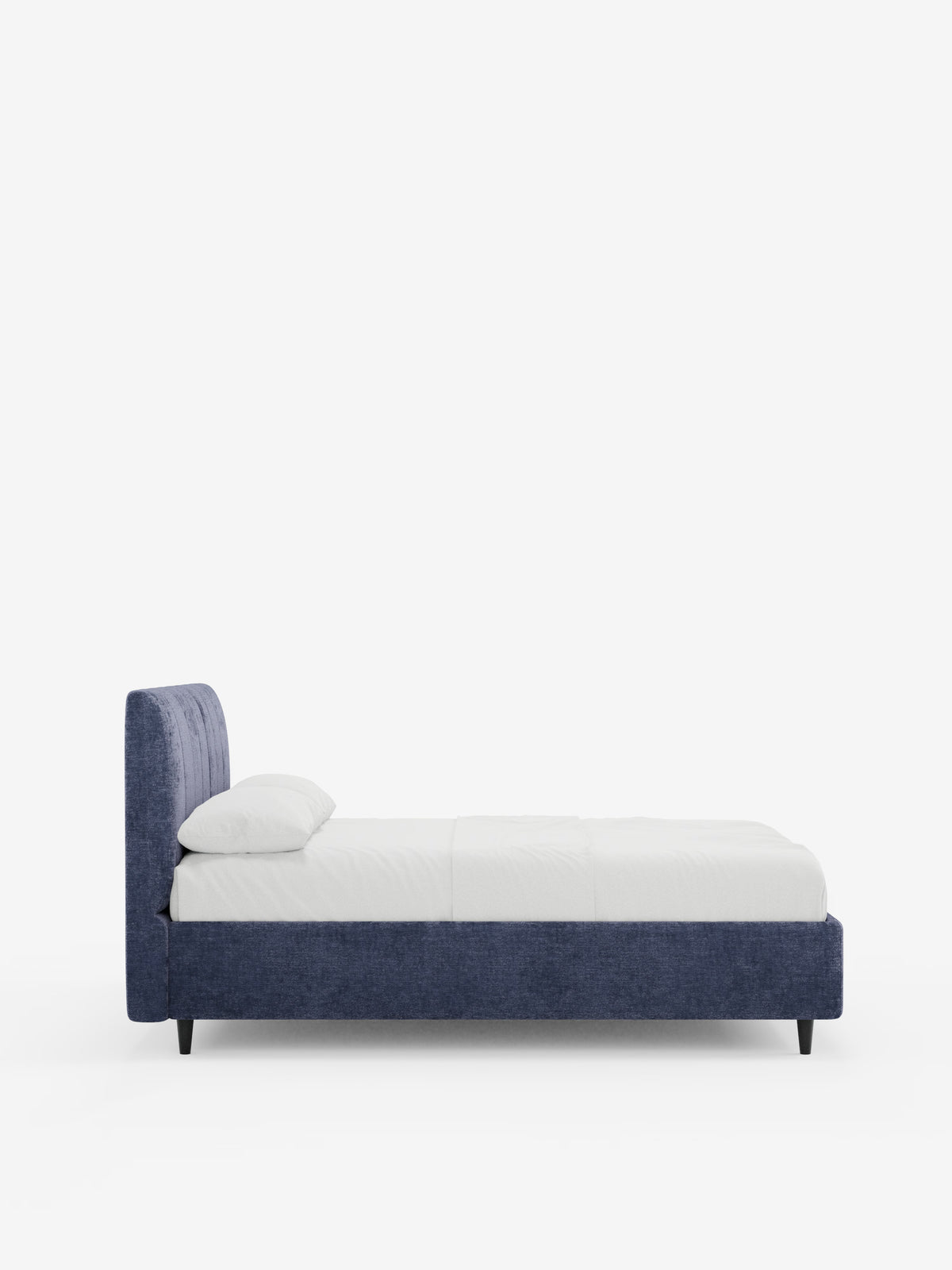 Vista laterale del letto imbottito ONYX con contenitore e testiera verticale in tessuto certificato Oeko-Tex® di Letti.store, caratterizzato da una struttura imbottita blu, gambe basse nere, un’alta testiera verticale imbottita e un materasso bianco con un unico cuscino bianco, il tutto su uno sfondo bianco a tinta unita.