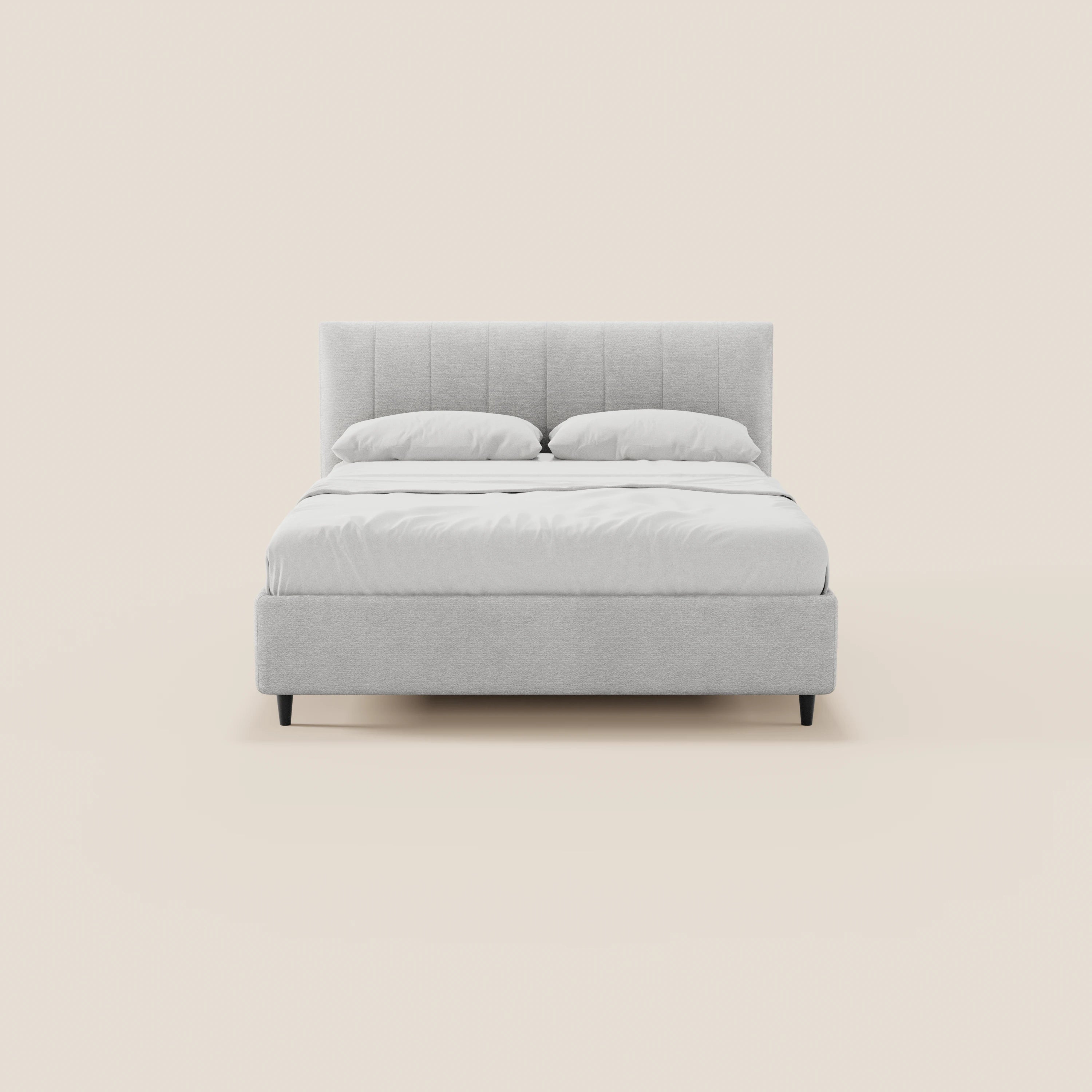 Il letto imbottito ONYX di Letti.store presenta una testiera verticale e una struttura in tessuto grigio chiaro certificato Oeko-Tex®, biancheria da letto bianca con due cuscini, gambe corte nere e un design minimalista, il tutto su uno sfondo beige chiaro a tinta unita.