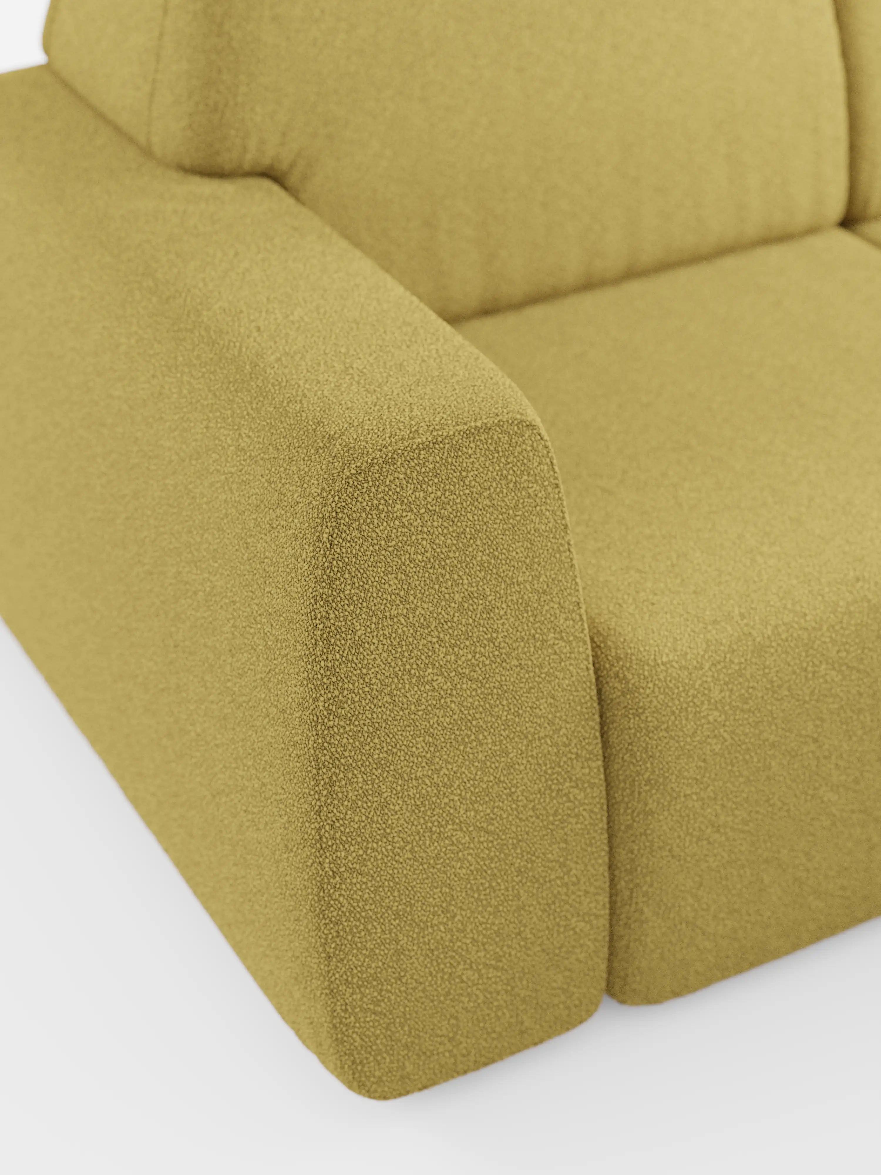 Primo piano del bracciolo sinistro del divano Orbit con 3 sedute scorrevoli e allungabili di Divani.Store, rivestito in tessuto T33 effetto cotone smacchiabile, di colore verde oliva e dalla trama ruvida. Il design presenta curve morbide e linee pulite, con una transizione senza soluzione di continuità tra seduta, schienale e bracciolo. Questo divano sfoderabile risalta su uno sfondo bianco a tinta unita, unendo stile e praticità.