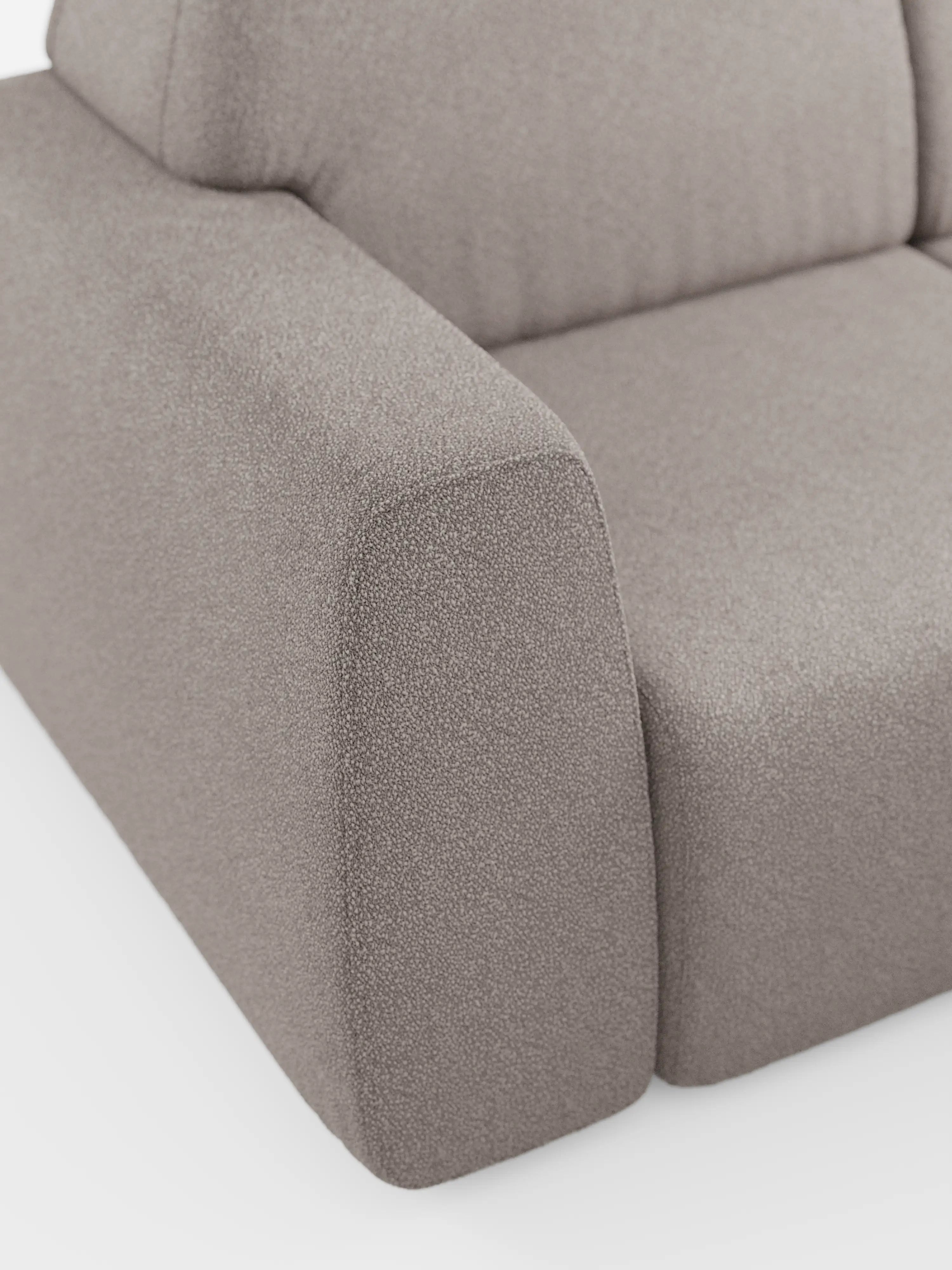 Primo piano del divano Orbit con 3 sedute scorrevoli e allungabili di Divani.Store, che mette in risalto i moderni braccioli e i cuscini di seduta rivestiti in tessuto T33 beige chiaro smacchiabile, con una trama effetto cotone. La silhouette squadrata, dalle linee pulite e morbide, conferisce al divano un fascino contemporaneo e minimalista. Il rivestimento sfoderabile garantisce praticità, in contrasto con lo sfondo bianco a tinta unita.