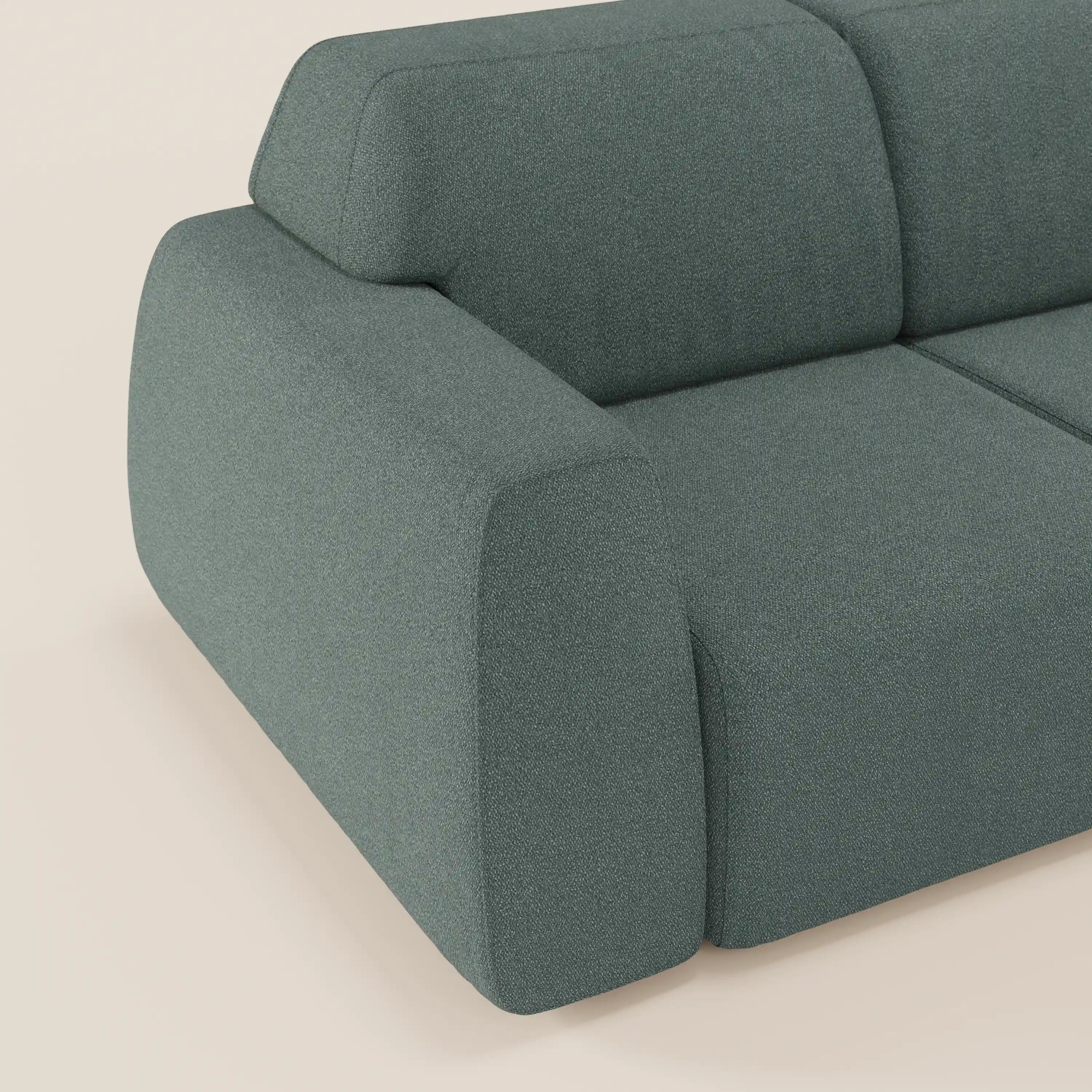 Primo piano del divano angolare con penisola reversibile Orbit di Divani.Store, caratterizzato da sedute allungabili in tessuto smacchiabile effetto cotone T33. I bordi arrotondati e lo schienale angolato ne sottolineano la consistenza morbida e il design moderno.
