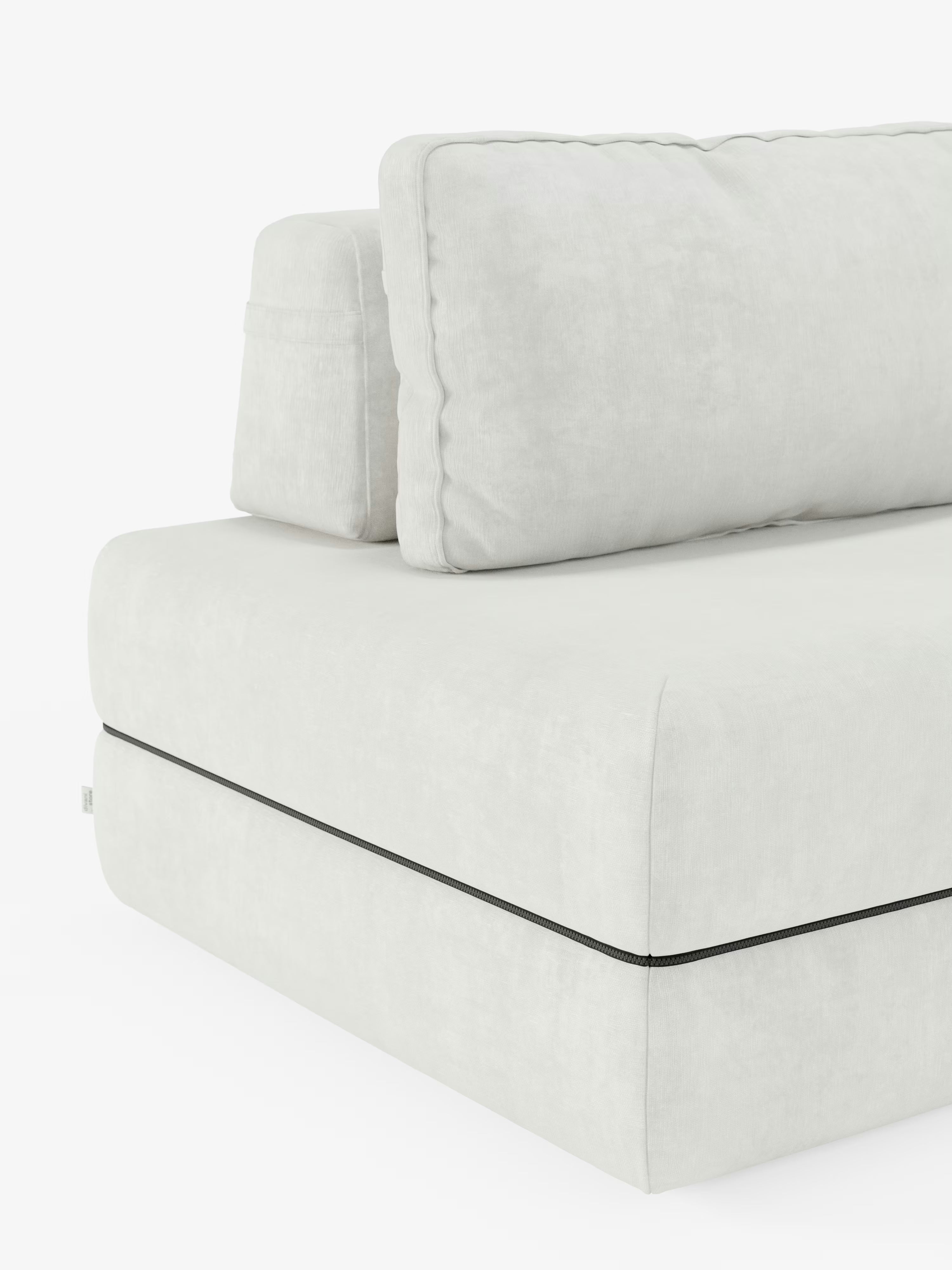 Un primo piano del divano letto matrimoniale Rift a 2 e 3 posti di Divani.Store, caratterizzato da un moderno rivestimento grigio chiaro in tessuto smacchiabile T31. Il divano presenta cuscini di seduta spessi, morbidi schienali regolabili, un materasso in memory foam alto 24 cm e un caratteristico dettaglio con cerniera nera lungo il bordo inferiore. Su uno sfondo bianco, l’immagine mette in risalto la morbida consistenza e la struttura contemporanea del divano.