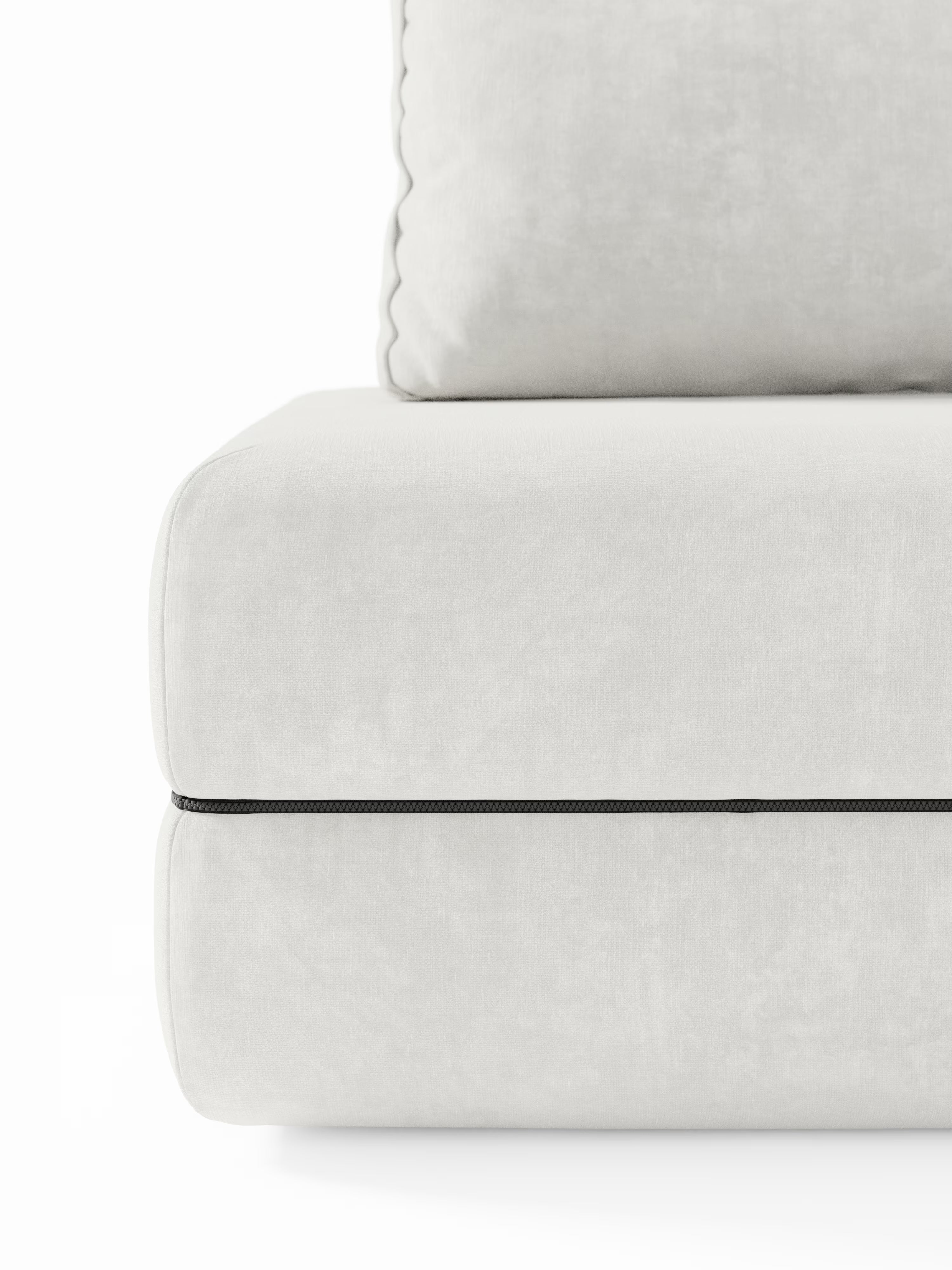 Primo piano del divano letto matrimoniale Rift a 2 e 3 posti di Divani.Store, rivestito in grigio chiaro, che mette in risalto il cuscino di seduta e una parte dello schienale mobile. Entrambi presentano una trama liscia e morbida, mentre una sottile cucitura scura li separa orizzontalmente: un dettaglio elegante che ne accentua la separazione e riflette il design moderno. Questo modello è dotato di un materasso in memory foam alto 22 cm nella versione T31 per un comfort ancora maggiore.