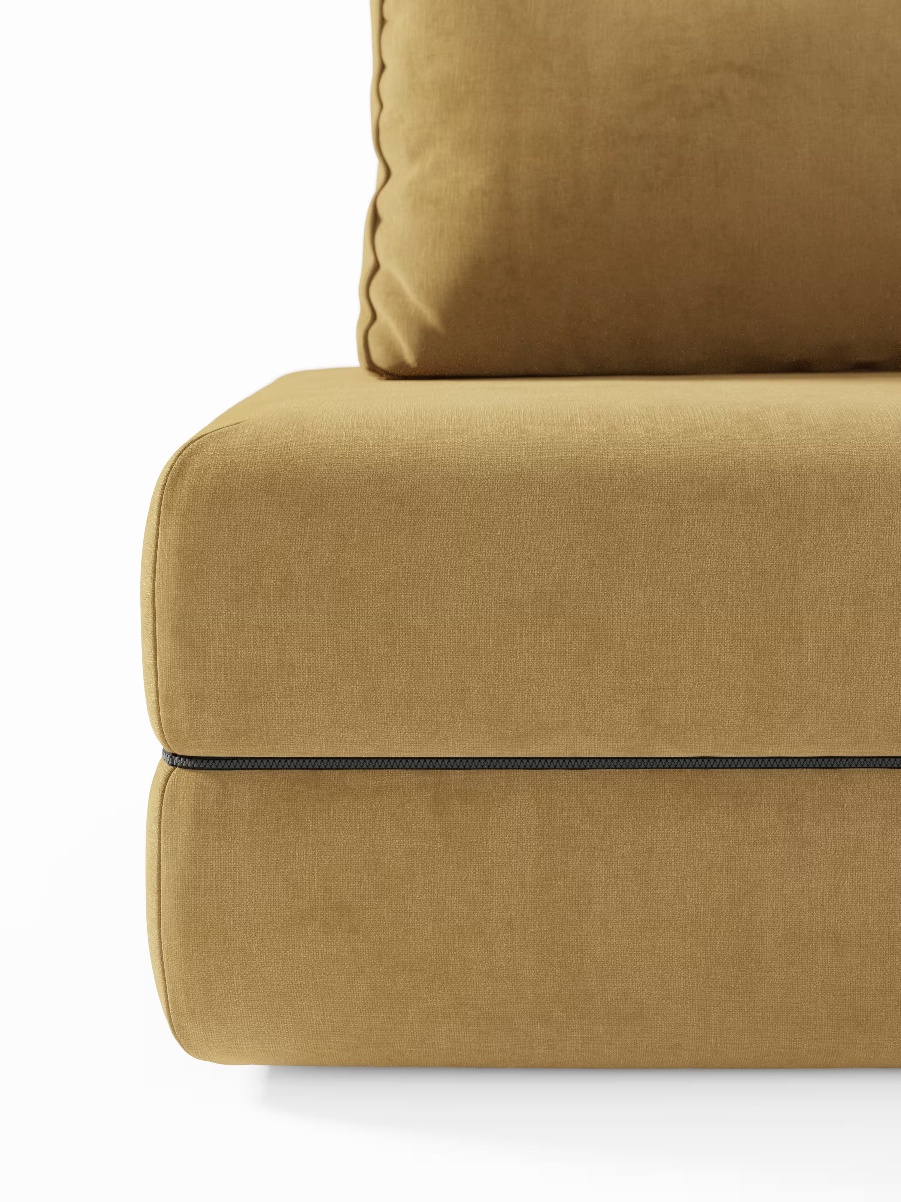 Primo piano del divano letto matrimoniale Rift di Divani.Store, rivestito in un moderno giallo senape, caratterizzato dal morbido e vellutato tessuto in schiuma memory T31. L'immagine mette in risalto l'angolo della seduta e dello schienale con le linee pulite caratteristiche di questo modello a due o tre posti, i dettagli delle cerniere visibili lungo la base e l'imbottitura morbida. Lo sfondo è bianco.
