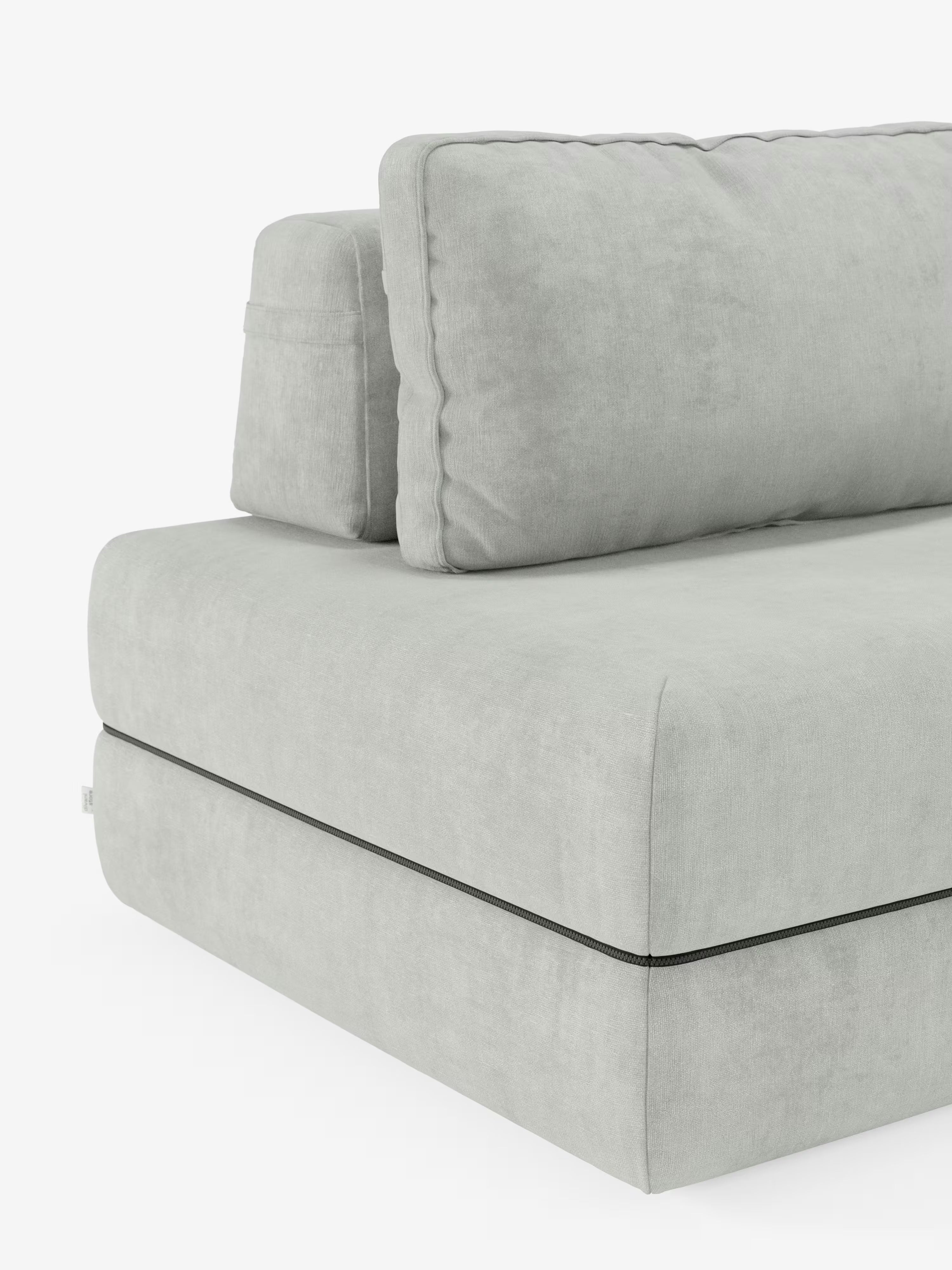 Un primo piano del divano letto matrimoniale Rift a 2 e 3 posti con schienali mobili di Divani.Store, rivestito in tessuto T31 grigio chiaro e resistente alle macchie. Il design moderno e squadrato mette in risalto la seduta, parte dello schienale regolabile, e un cuscino dello schienale. Questo elegante divano letto presenta cuciture minime e un aspetto morbido grazie al materasso in memory foam alto 24 cm, il tutto su uno sfondo bianco.