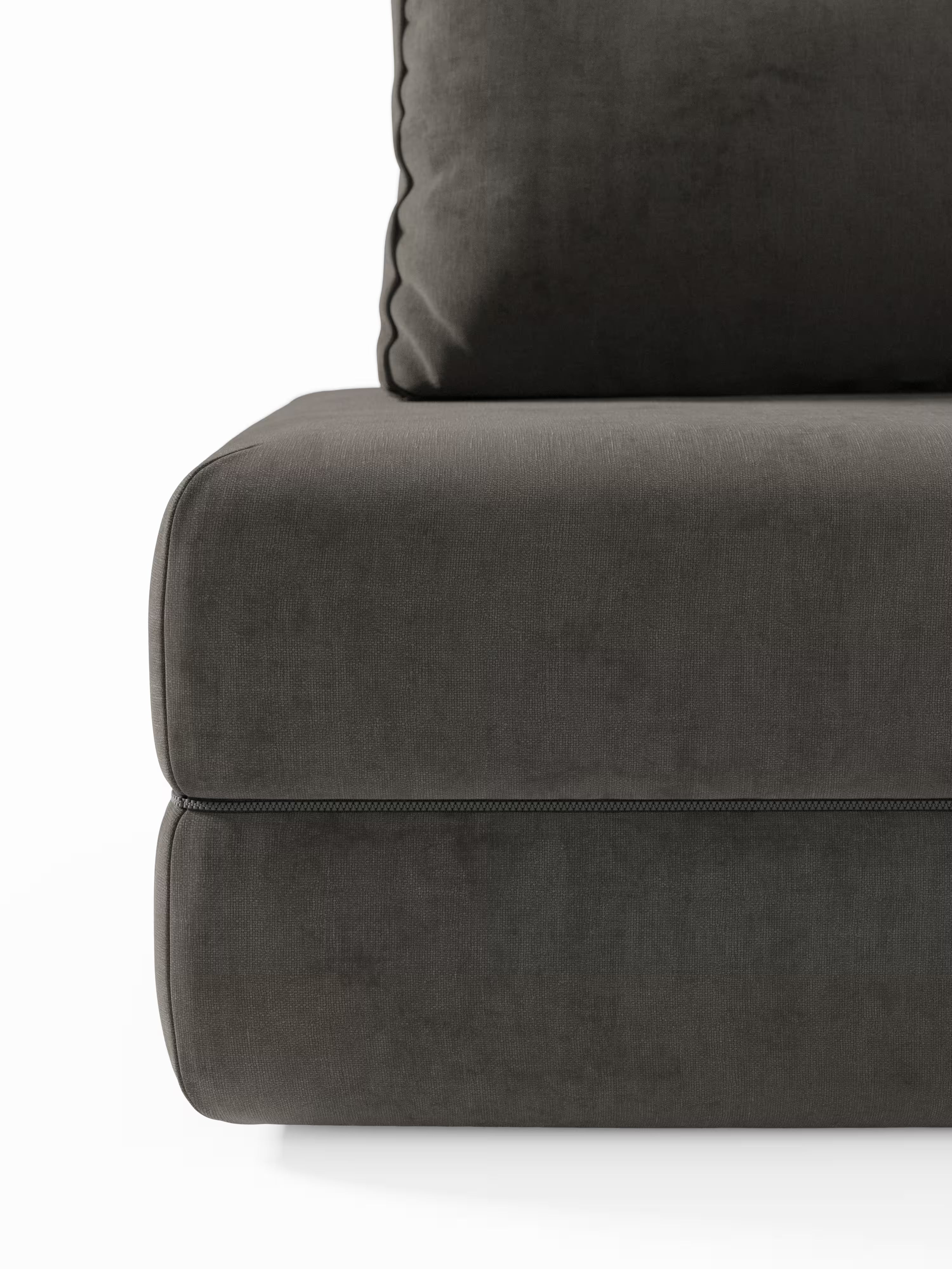 Primo piano del divano letto matrimoniale Rift di Divani.Store, rivestito in tessuto grigio scuro. L'immagine mette in risalto la trama morbida e soffice e le cuciture a filetto della seduta e dello schienale. Lo sfondo è bianco a tinta unita. È dotato di un materasso in memory foam da 22 cm.
