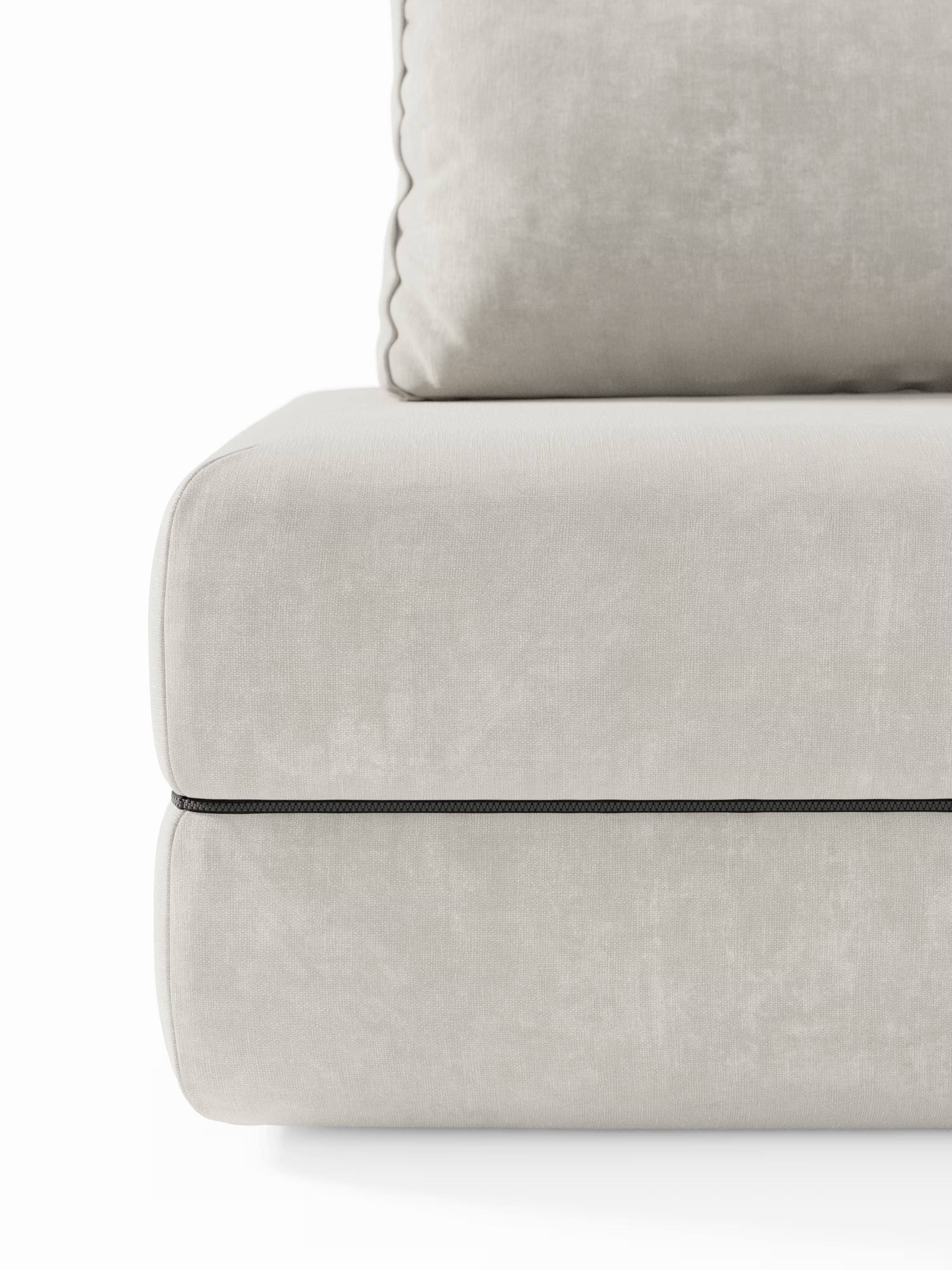 Primo piano del divano letto matrimoniale Rift a 2 e 3 posti di Divani.Store, che mette in risalto i morbidi cuscini di seduta e schienale rivestiti in un tessuto grigio chiaro, morbido e vellutato, con bordi puliti e arrotondati. Una cucitura a vista corre orizzontalmente tra la seduta e la base, sottolineando il design moderno e minimalista. Questo divano letto è dotato di schienali mobili e di un materasso in memory foam alto 22 cm nella versione T31 per un comfort ancora maggiore.
