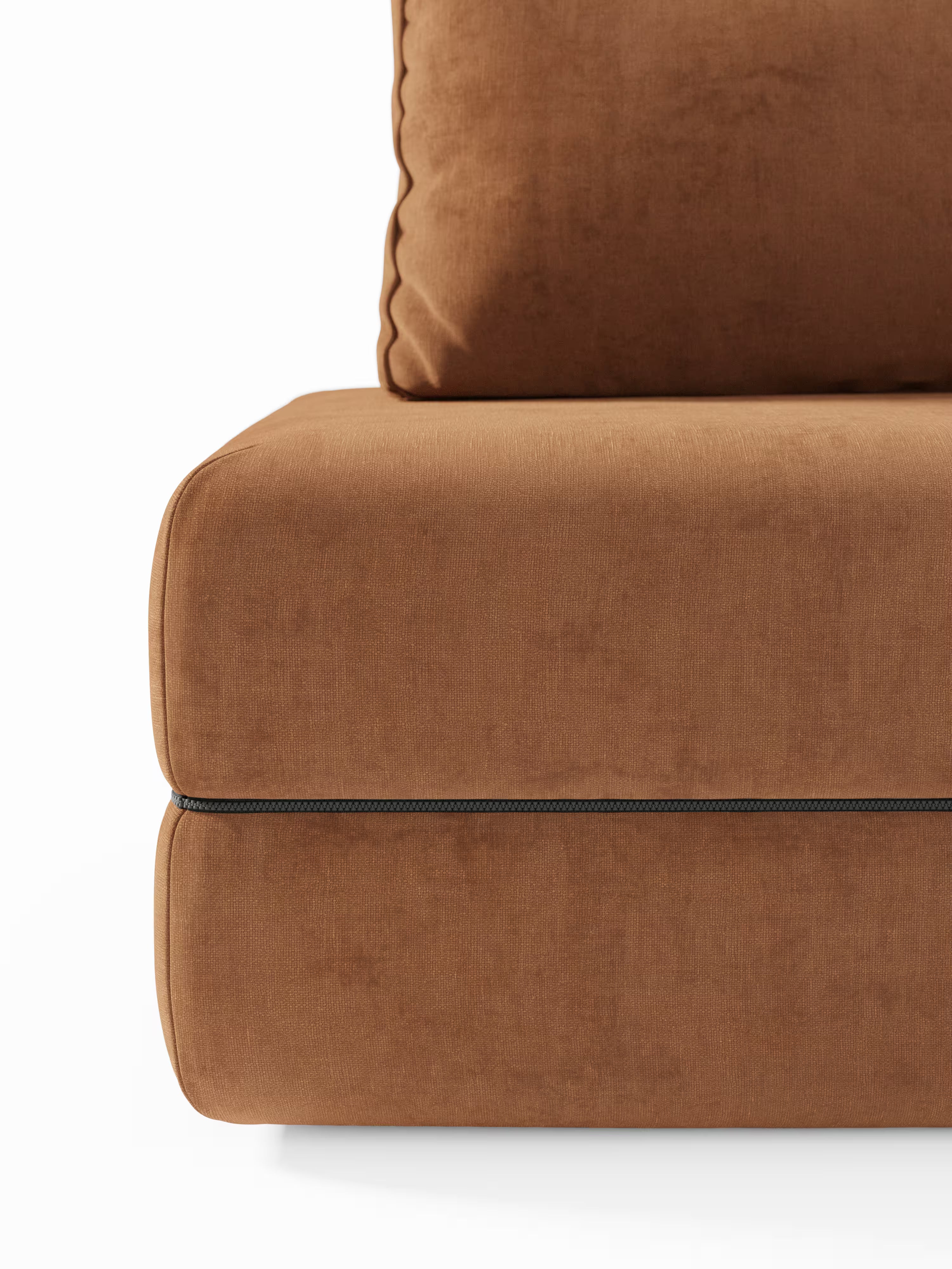 Primo piano del divano letto matrimoniale Rift a 2 e 3 posti di Divani.Store, con rivestimento in velluto marrone. Il cuscino di seduta a vista e lo schienale regolabile sono valorizzati da una cucitura orizzontale con bordino che corre lungo tutto il perimetro della seduta, conferendo al divano un aspetto raffinato e lussuoso. Questo moderno divano letto è dotato di un materasso in memory foam alto 22 cm nella versione T31 per un comfort ancora maggiore.