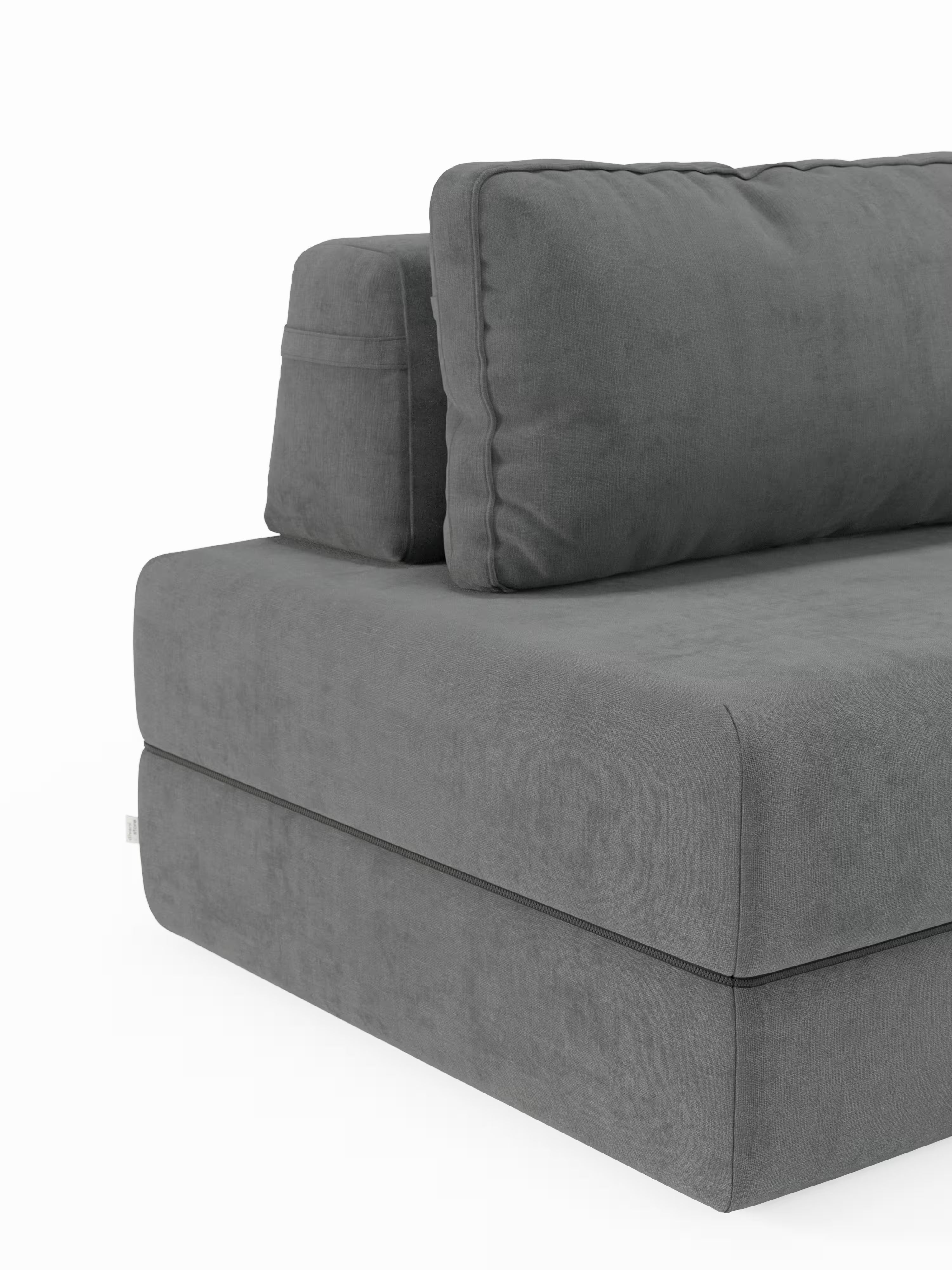 Un primo piano della poltrona letto Rift con materasso alto 22 cm e memory foam di Divani.Store, rivestita in tessuto grigio smacchiabile T31 dalle linee pulite e moderne. L'immagine mette in risalto il lato destro, mostrando un cuscino di seduta spesso e uno schienale generosamente imbottito su uno sfondo bianco, sottolineandone il design versatile con schienale orientabile che si integra perfettamente negli spazi contemporanei.