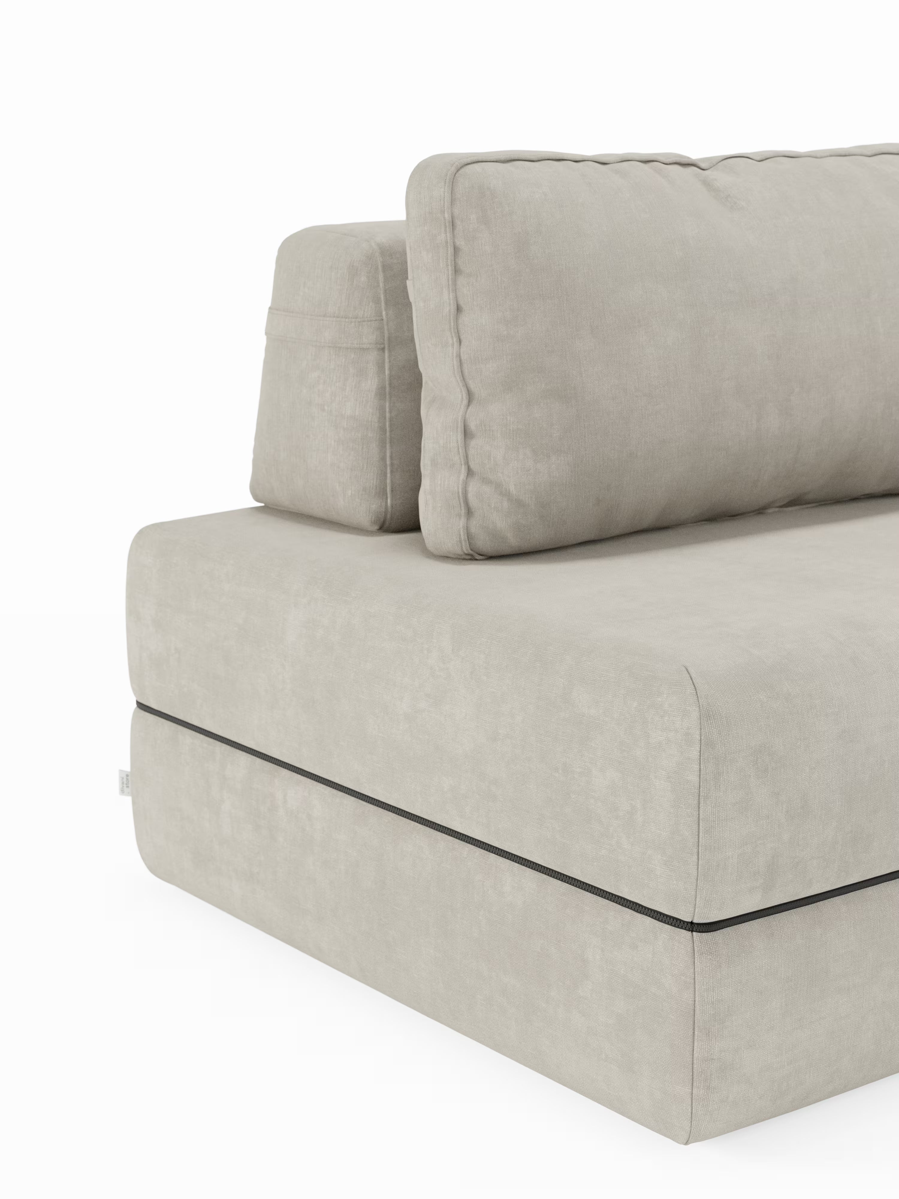 Un primo piano della poltrona letto Rift con materasso alto 22 cm e memory foam di Divani.Store ne mette in risalto l’estetica moderna in beige chiaro, caratterizzata da linee pulite e morbidi cuscini dello schienale e della seduta. Rivestita con il tessuto T31, facile da pulire, questa poltrona letto presenta uno schienale mobile e una superficie dalla trama delicata, incarnando un minimalismo raffinato che richiama gli stili contemporanei delle poltrone letto. Lo sfondo è bianco a tinta unita.