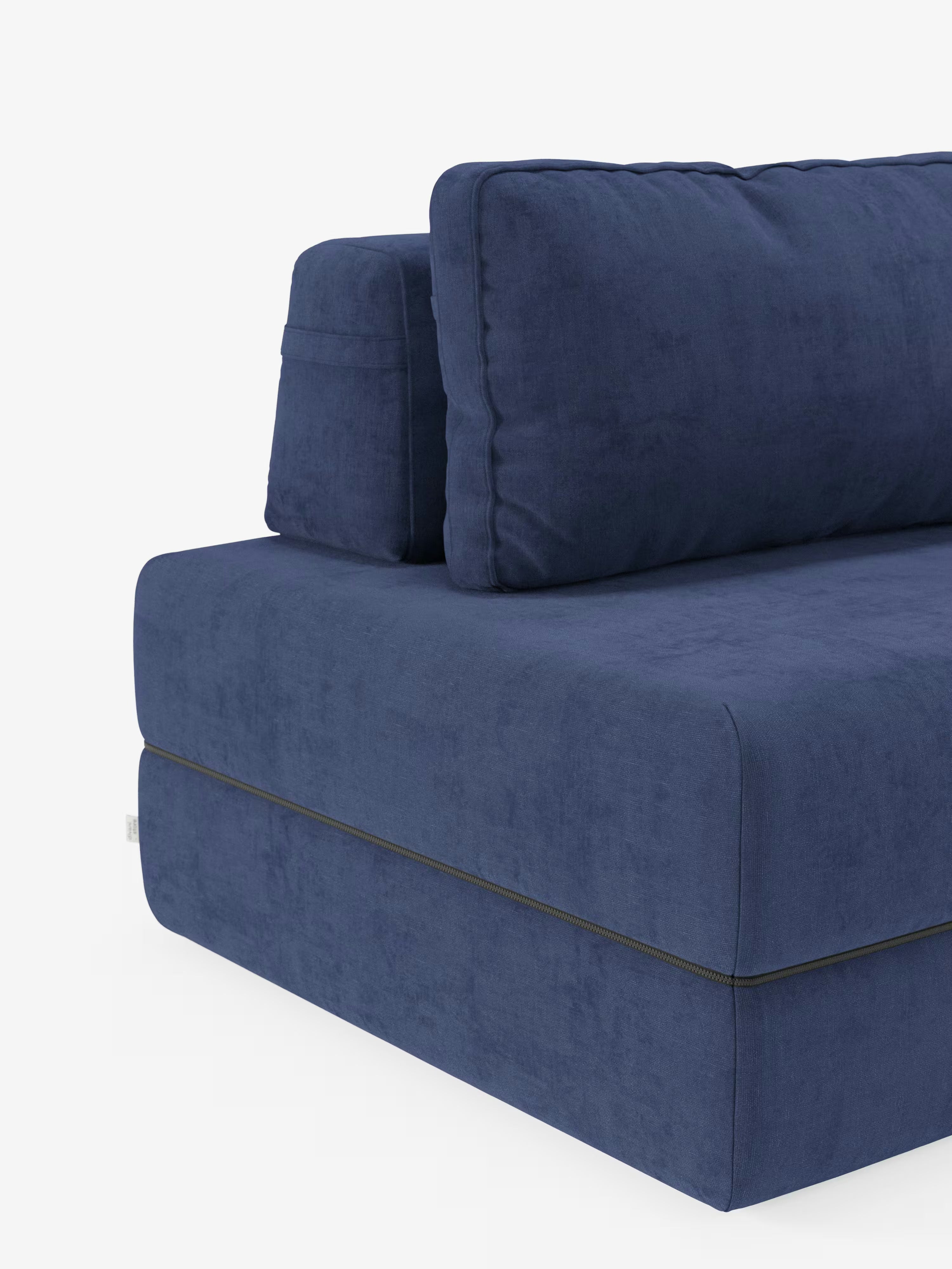 Un divano componibile elegante e contemporaneo di Divani.Store — il modello Rift, poltrona letto con materasso alto 24 cm e memory foam — rivestito in tessuto T31 blu scuro antimacchia. L’immagine mette in risalto la sezione angolare con cuscini di seduta e schienale generosamente imbottiti, linee pulite e moderne e una sottile bordatura lungo le cuciture, il tutto in linea con il design all’avanguardia delle poltrone letto. Il tutto su uno sfondo bianco a tinta unita.