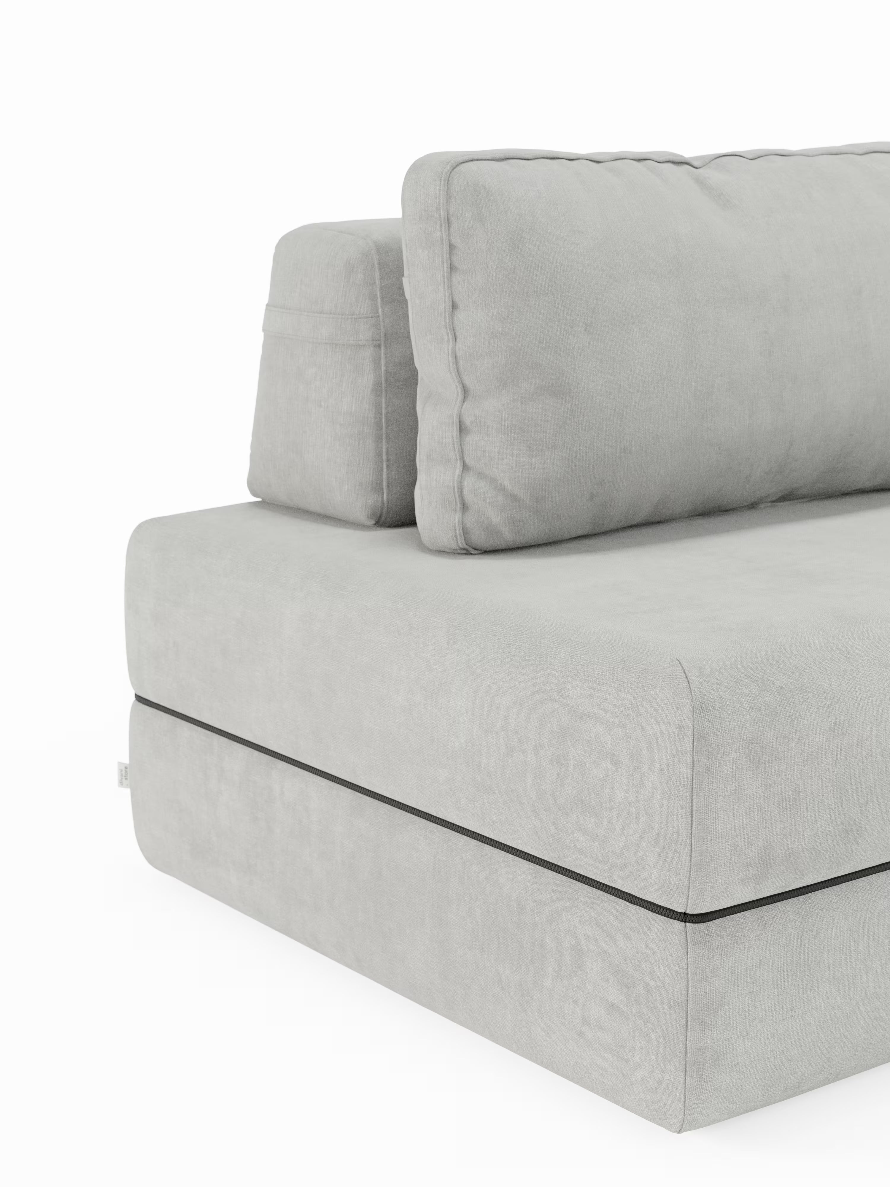 Un primo piano della poltrona letto Rift con materasso alto 22 cm e memory foam di Divani.Store, caratterizzata da un rivestimento T31 morbido, liscio e resistente alle macchie. Il design presenta linee pulite, un cuscino di seduta spesso, un ampio cuscino dello schienale con posizionamento regolabile e una silhouette minimalista ispirata allo stile delle poltrone letto. Il divano è ripreso su uno sfondo bianco.