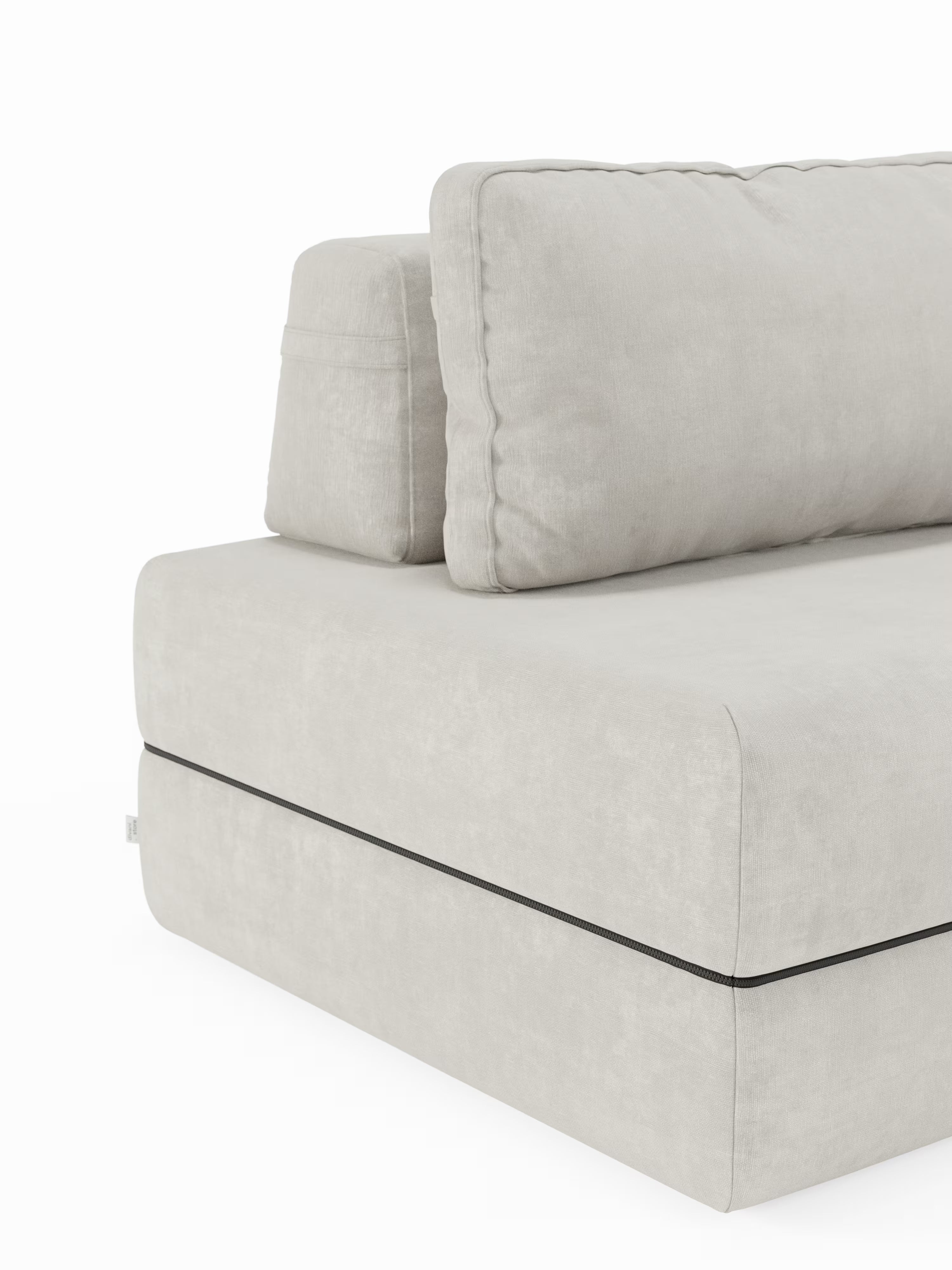Un primo piano dell'angolo sinistro della poltrona letto Rift con materasso alto 22 cm e memory foam di Divani.Store, caratterizzata da morbidi cuscini e da un rivestimento in tessuto T31 soffice e resistente alle macchie. Caratterizzato da linee pulite e un profilo ribassato, questo moderno divano componibile incarna il comfort e l’eleganza contemporanei grazie al design dello schienale mobile, che risalta sullo sfondo bianco.