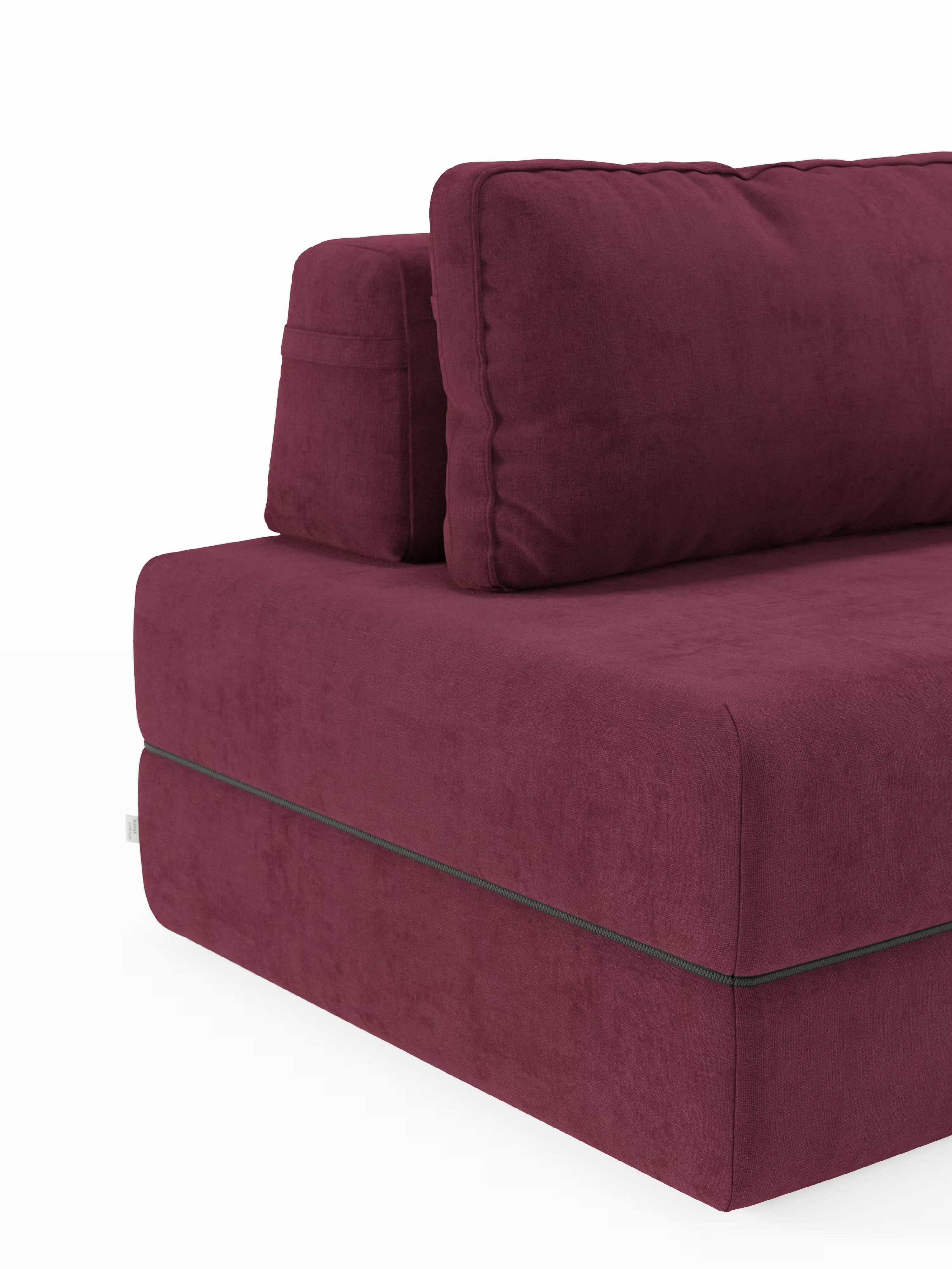 Un primo piano della poltrona letto Rift con materasso alto 22 cm e memory foam di Divani.Store, caratterizzata da morbidi cuscini rivestiti in tessuto T31 antimacchia. L'immagine si concentra sull'angolo, mettendo in risalto la seduta, lo schienale orientabile e i dettagli dei cuscini con cuciture a vista su uno sfondo bianco, sottolineando l'eleganza raffinata che caratterizza il design moderno della poltrona letto Rift.