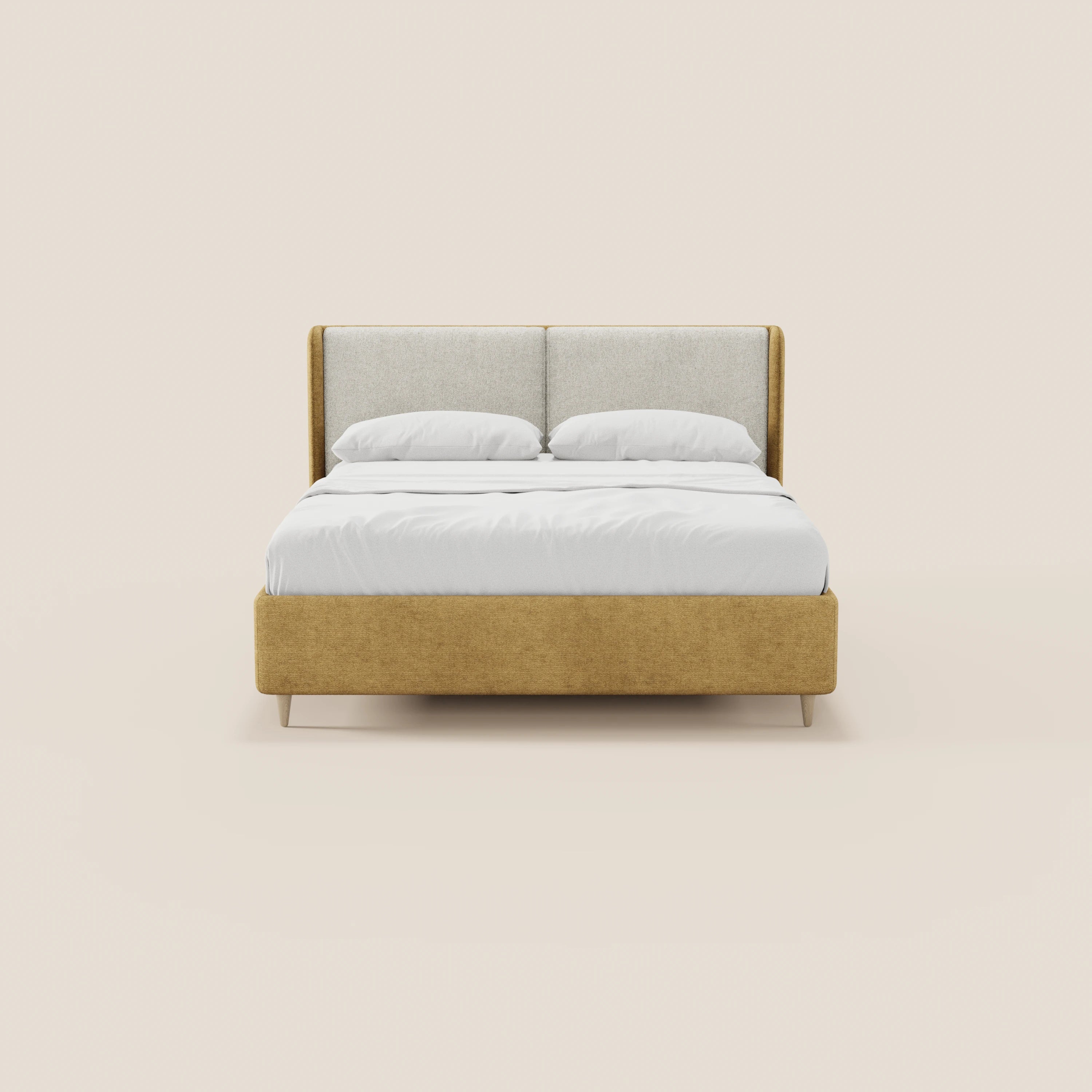 Il letto imbottito bicolore VALKIRIA di Letti.store presenta una struttura rivestita in giallo senape, cuscini imbottiti e curvi per la testiera e lo schienale in beige chiaro, oltre a biancheria da letto e cuscini bianchi, per un design italiano senza tempo su uno sfondo beige a tinta unita.