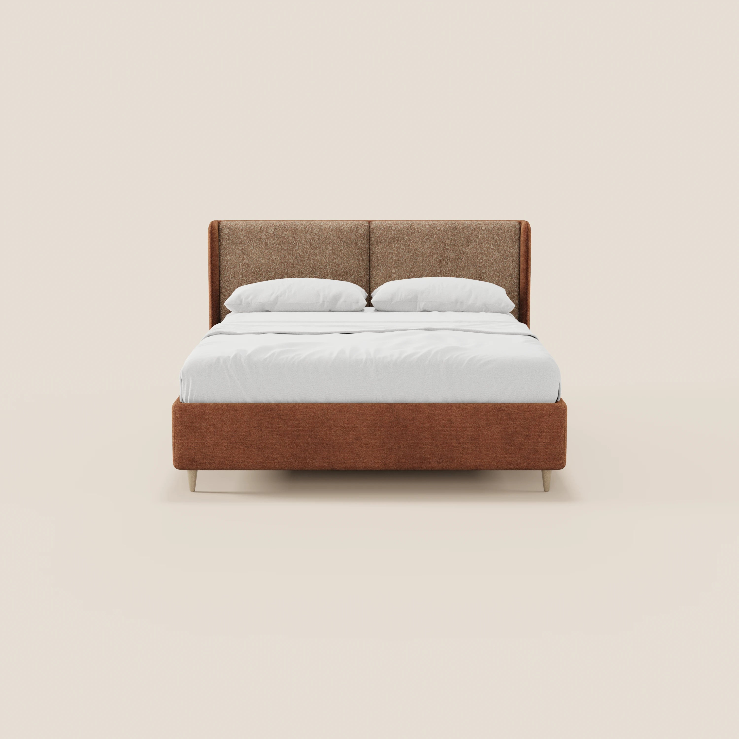 Il letto imbottito bicolore VALKIRIA di Letti.store presenta una testiera ricurva e avvolgente e cuscini dello schienale, con spazio contenitivo — qui raffigurato con rivestimento marrone, piumone e cuscini bianchi su uno sfondo color crema. Elegante design italiano.