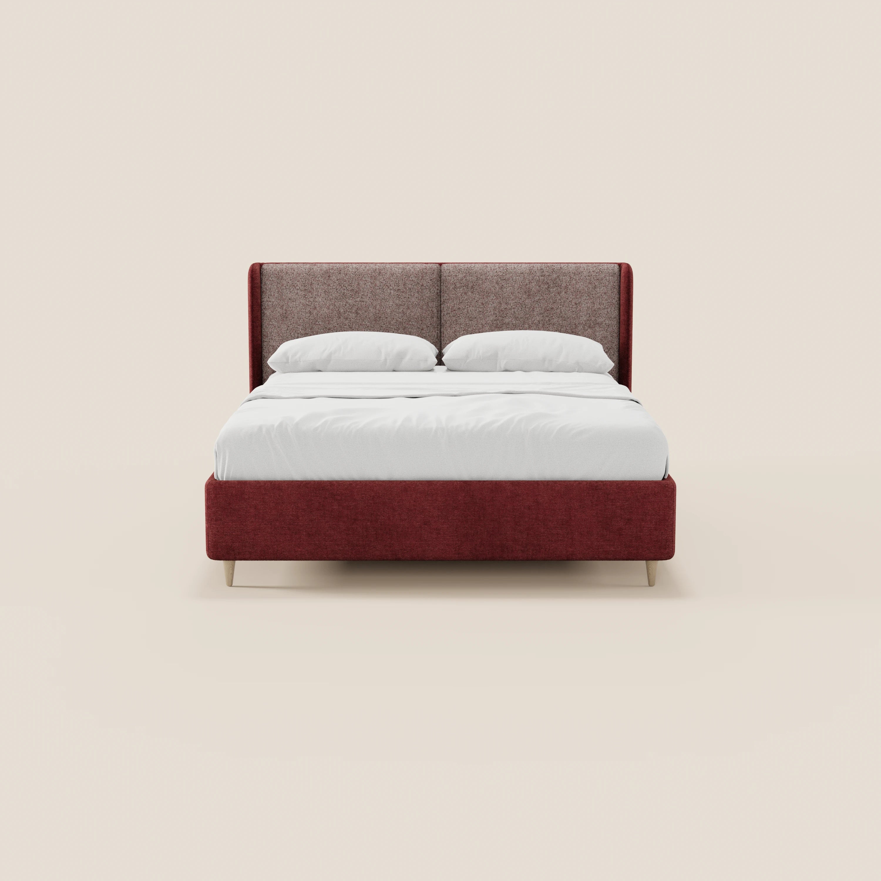 Il letto imbottito bicolore VALKIRIA di Letti.store presenta una struttura rivestita in rosso, una testiera curva marrone chiaro con texture e cuscini, e un vano contenitore. È raffigurato con biancheria da letto bianca e due cuscini su uno sfondo beige chiaro.