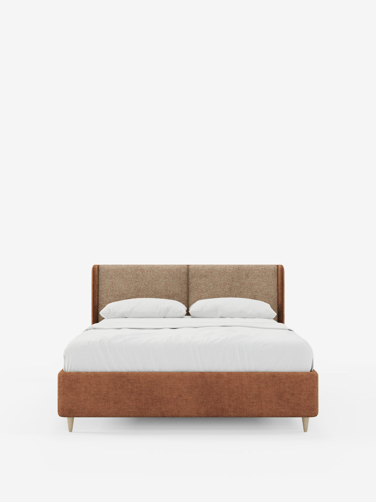 Vi presentiamo il letto imbottito bicolore con contenitore VALKIRIA di Letti.store: un letto imbottito moderno caratterizzato da una testiera curva e avvolgente e da comodi cuscini dello schienale. Questo modello presenta una struttura imbottita bicolore nei toni del marrone e del bianco, due morbidi cuscini bianchi e un lenzuolo bianco ben stirato, il tutto su uno sfondo bianco a tinta unita. Il letto poggia su gambe corte in legno chiaro che ne esaltano l’estetica minimalista e offre un pratico spazio di
