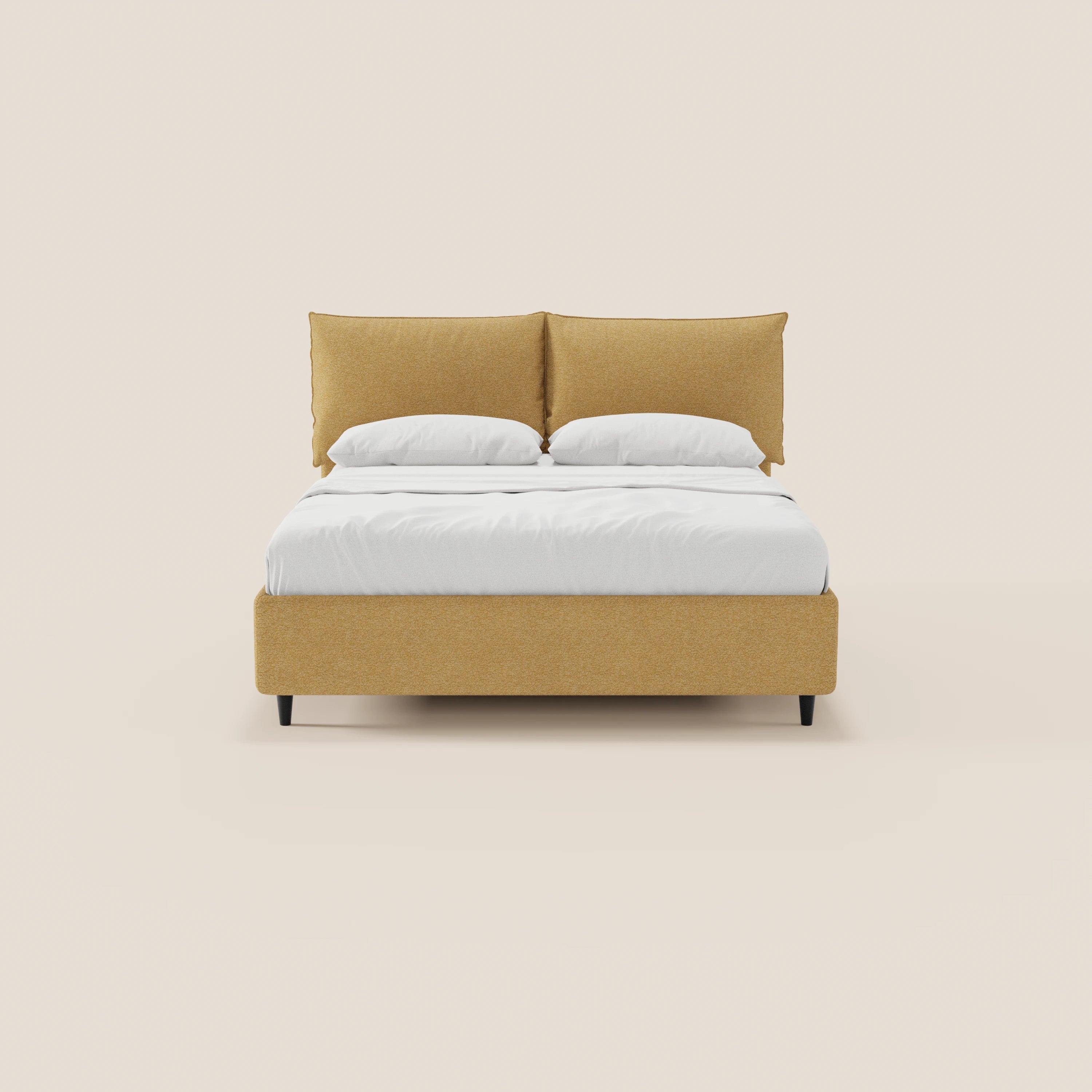 Il letto imbottito ZAYRON di Letti.store presenta una struttura in tessuto giallo senape certificato Oeko-Tex®, morbidi cuscini regolabili, lenzuola e cuscini bianchi, gambe nere ed è raffigurato ben rifatto su uno sfondo beige a tinta unita.