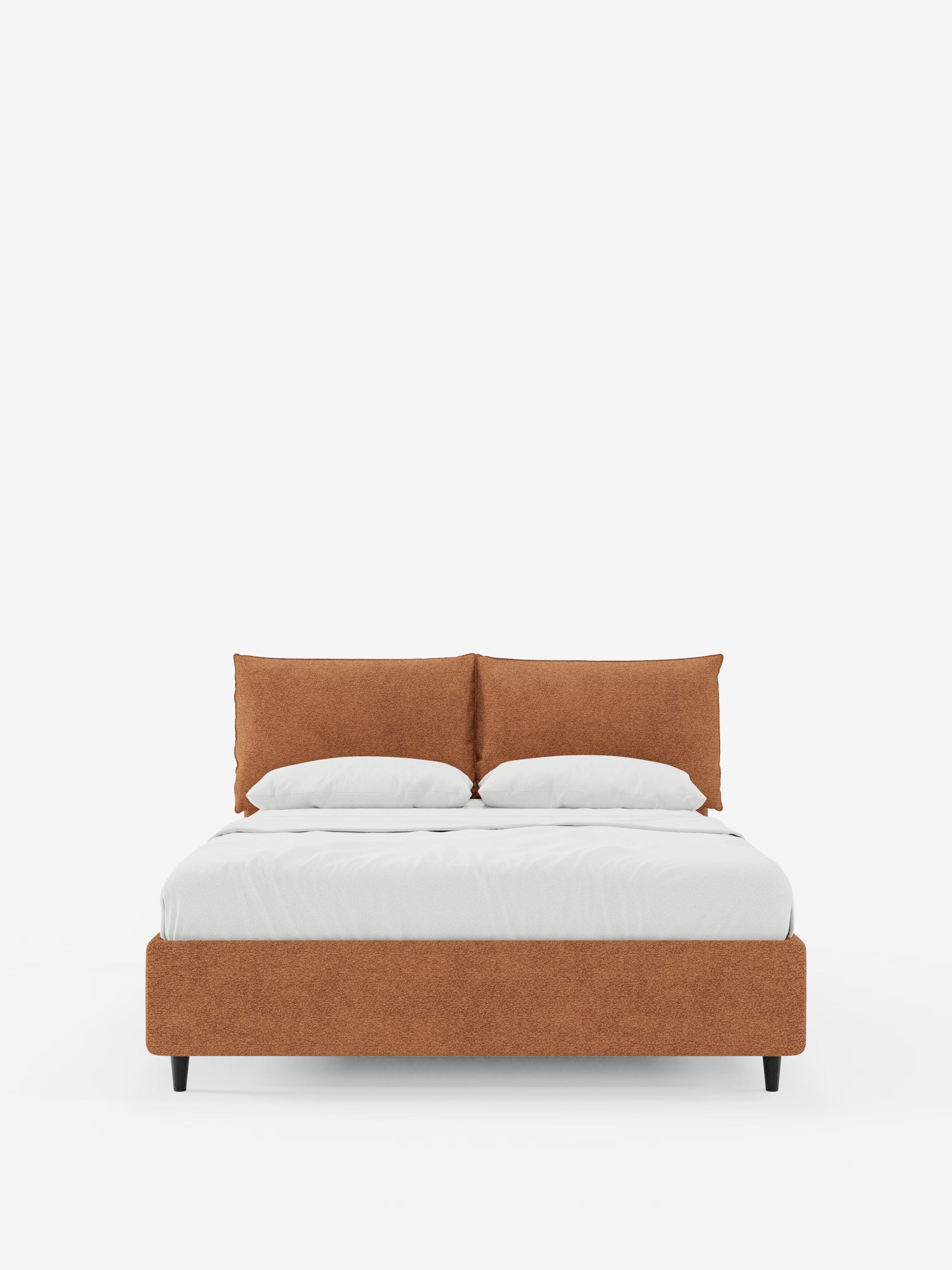 Il letto imbottito con contenitore ZAYRON di Letti.store presenta un design moderno in tessuto certificato Oeko-Tex®, con testiera e struttura imbottite in marrone chiaro, due grandi cuscini abbinati regolabili e un set di lenzuola e coperte bianche disposte con cura. Il letto poggia su corte gambe nere ed è posizionato al centro su uno sfondo bianco a tinta unita.