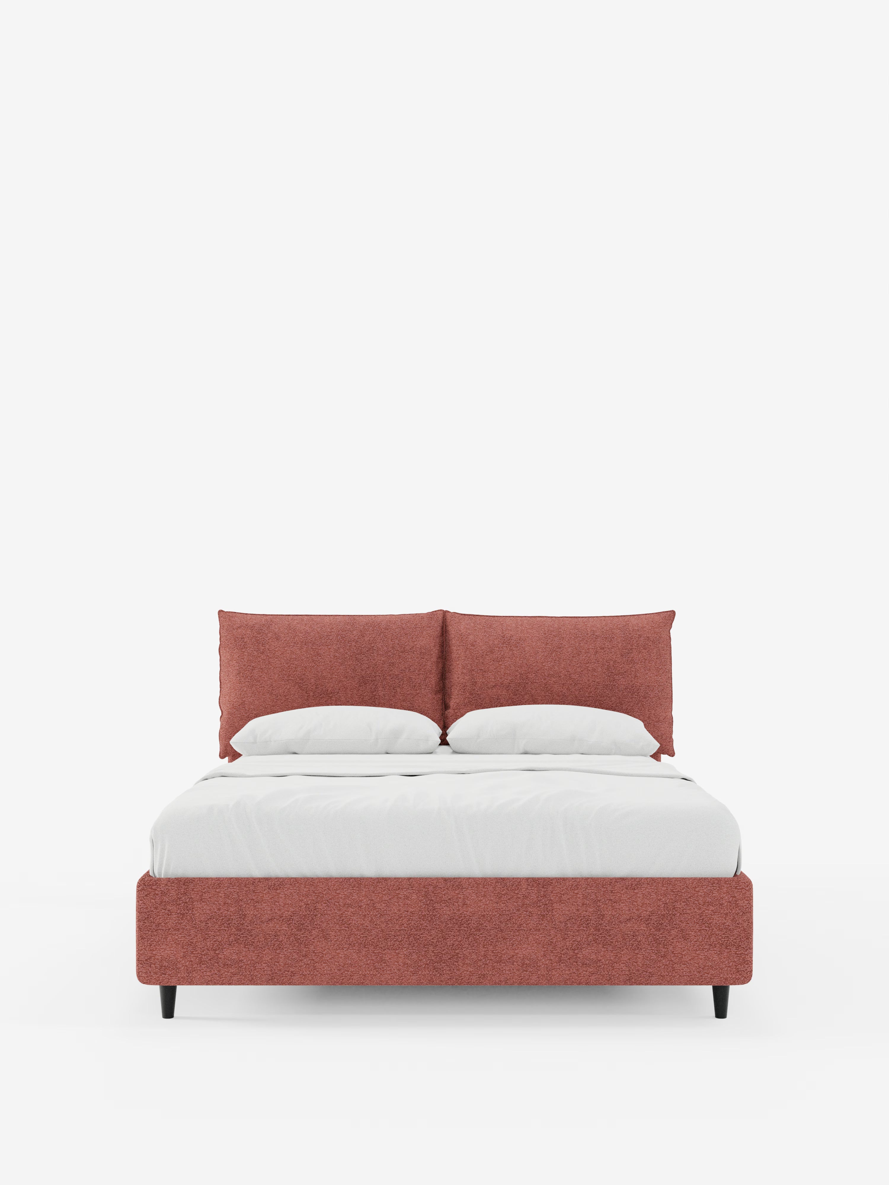 Scopri il letto imbottito ZAYRON con contenitore e morbidi cuscini regolabili di Letti.store: un letto moderno realizzato in tessuto certificato Oeko-Tex®, caratterizzato da struttura e testiera imbottite in rosa antico, due grandi cuscini regolabili abbinati, un lenzuolo con angoli bianco e due cuscini bianchi più piccoli. Il design è completato da semplici gambe nere e messo in risalto su uno sfondo bianco a tinta unita.