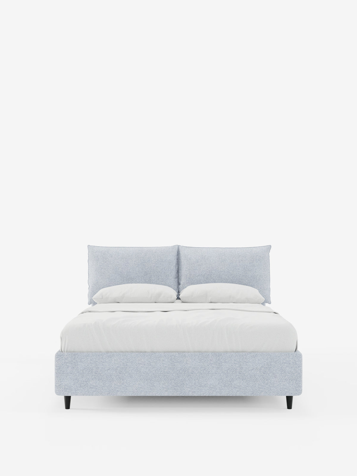 Un moderno letto imbottito ZAYRON con contenitore di Letti.store, rivestito in tessuto azzurro certificato Oeko-Tex®, dotato di due grandi cuscini abbinati regolabili e biancheria da letto bianca. Il letto è raffigurato di fronte su uno sfondo bianco a tinta unita, che mette in risalto le sue semplici gambe nere e il design pulito e minimalista.