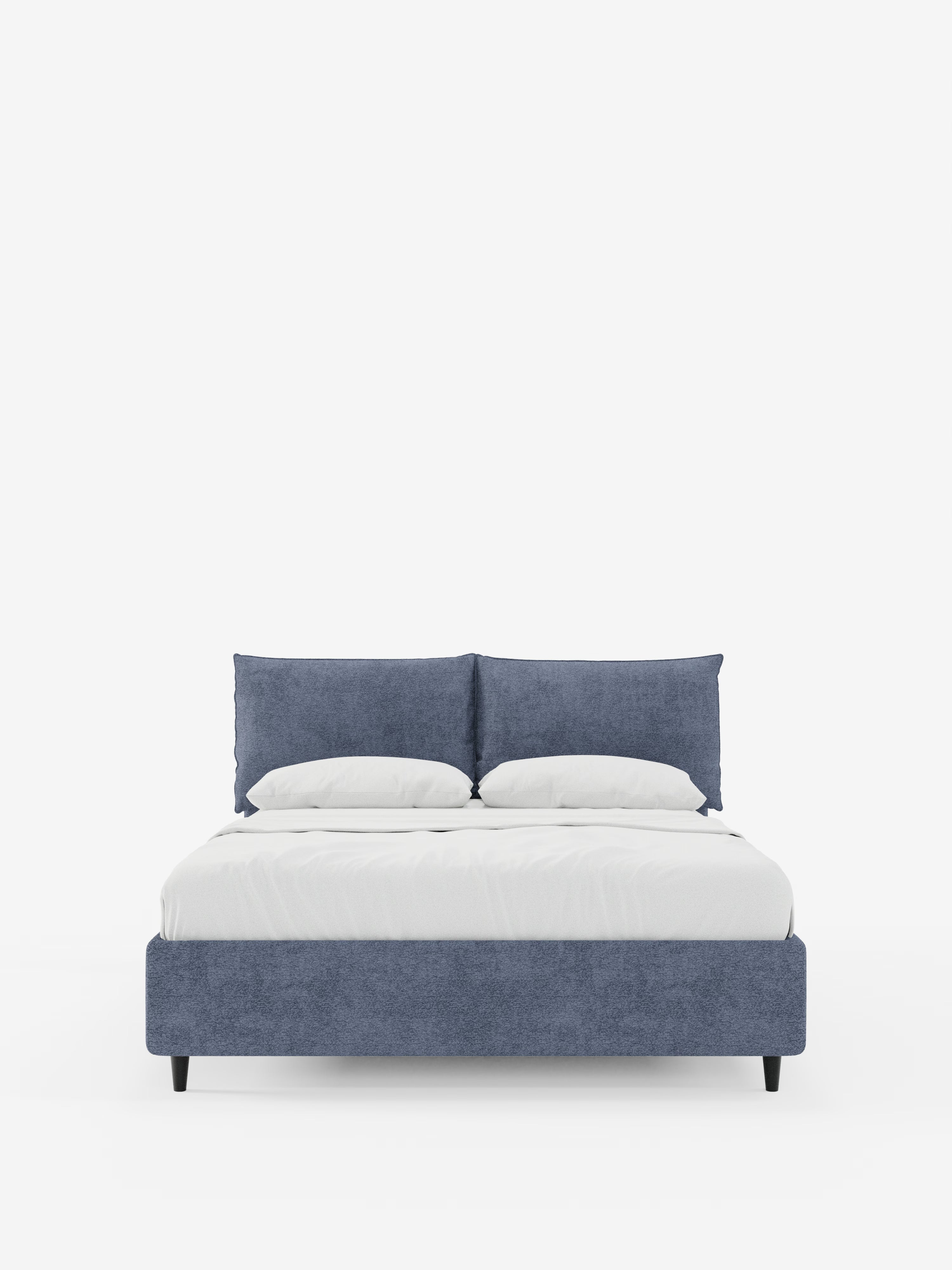 Vista frontale del letto imbottito ZAYRON con vano contenitore e morbidi cuscini regolabili di Letti.store, caratterizzato da un design moderno con rivestimento blu certificato Oeko-Tex®. Il letto presenta una struttura e una testiera rivestite in blu, due grandi cuscini blu regolabili ed è rifinito con cura con coperta e lenzuola bianche. Poggia su quattro corte gambe nere su uno sfondo bianco a tinta unita.