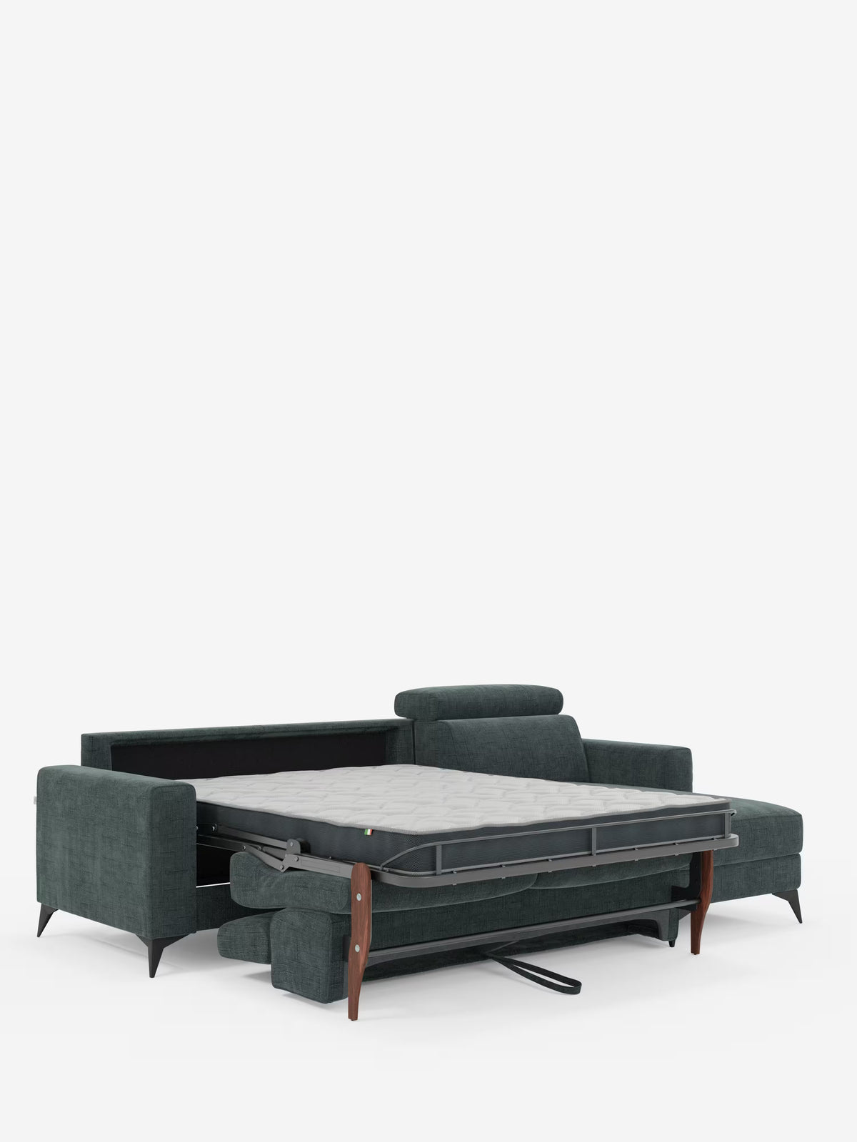 Il divano letto angolare Pegaso di Divani.Store è rivestito in tessuto jacquard smacchiabile verde scuro e presenta gambe angolari nere. Nella foto, parzialmente aperto in modalità letto, mostra una robusta struttura in metallo e un materasso sottile. Il design comprende poggiatesta imbottiti regolabili, ampi braccioli e una forma versatile con una chaise longue contenitore (penisola contenitore), il tutto su uno sfondo bianco a tinta unita.