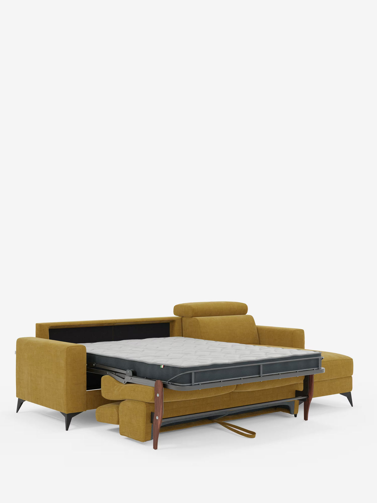 Il divano letto angolare Pegaso con poggiatesta reclinabili e penisola contenitore in tessuto jacquard smacchiabile T22 di Divani.Store è presentato nella finitura giallo senape con gambe nere. Il letto estraibile del divano è aperto, con i cuscini dello schienale rimossi per rivelare la spaziosa penisola contenitore che offre ulteriore spazio di stivaggio. Il materasso parzialmente aperto è sostenuto da una gamba in legno sotto la struttura aperta. Lo sfondo è bianco a tinta unita.