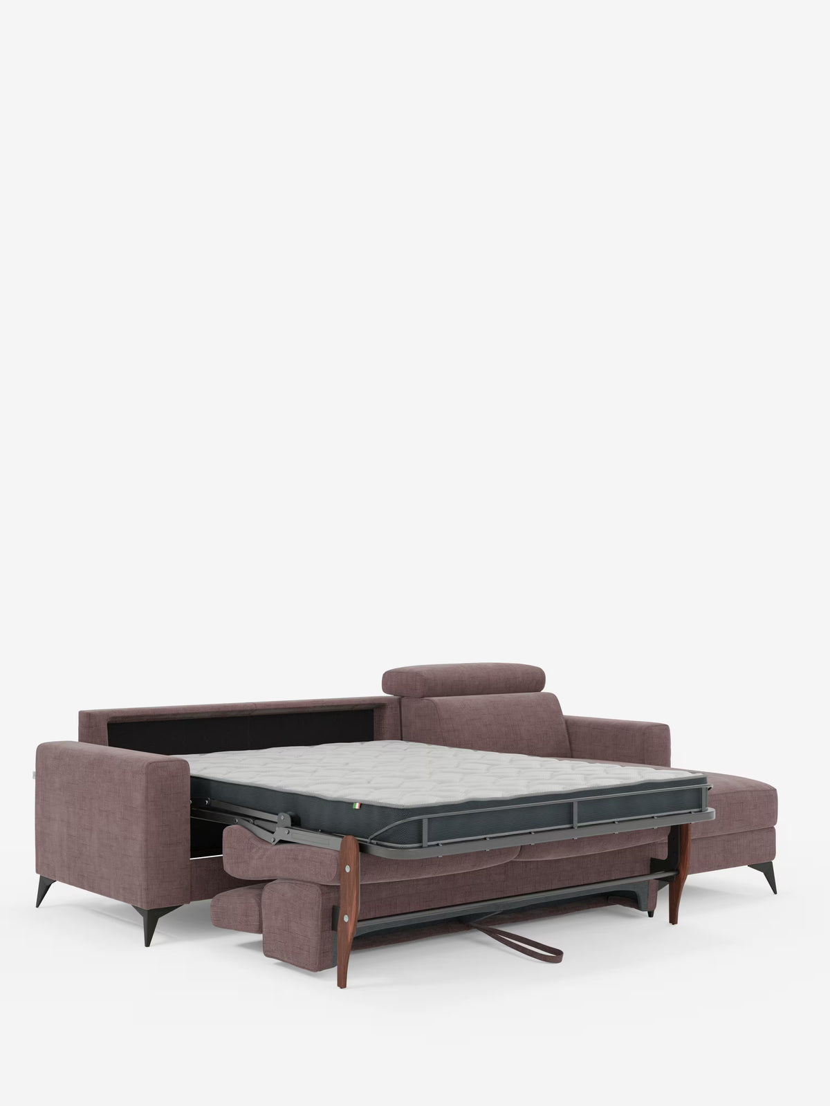 Il divano letto angolare Pegaso di Divani.Store è rivestito in tessuto jacquard antimacchia T22 e presenta gambe nere. Qui raffigurato in modalità letto, lo schienale è aperto e la struttura estraibile si estende in avanti per rivelare un materasso grigio. Il design prevede poggiatesta regolabili e un supporto in legno a vista sotto il materasso, mentre la chaise longue con contenitore integrato offre una maggiore versatilità per spazi abitativi flessibili.