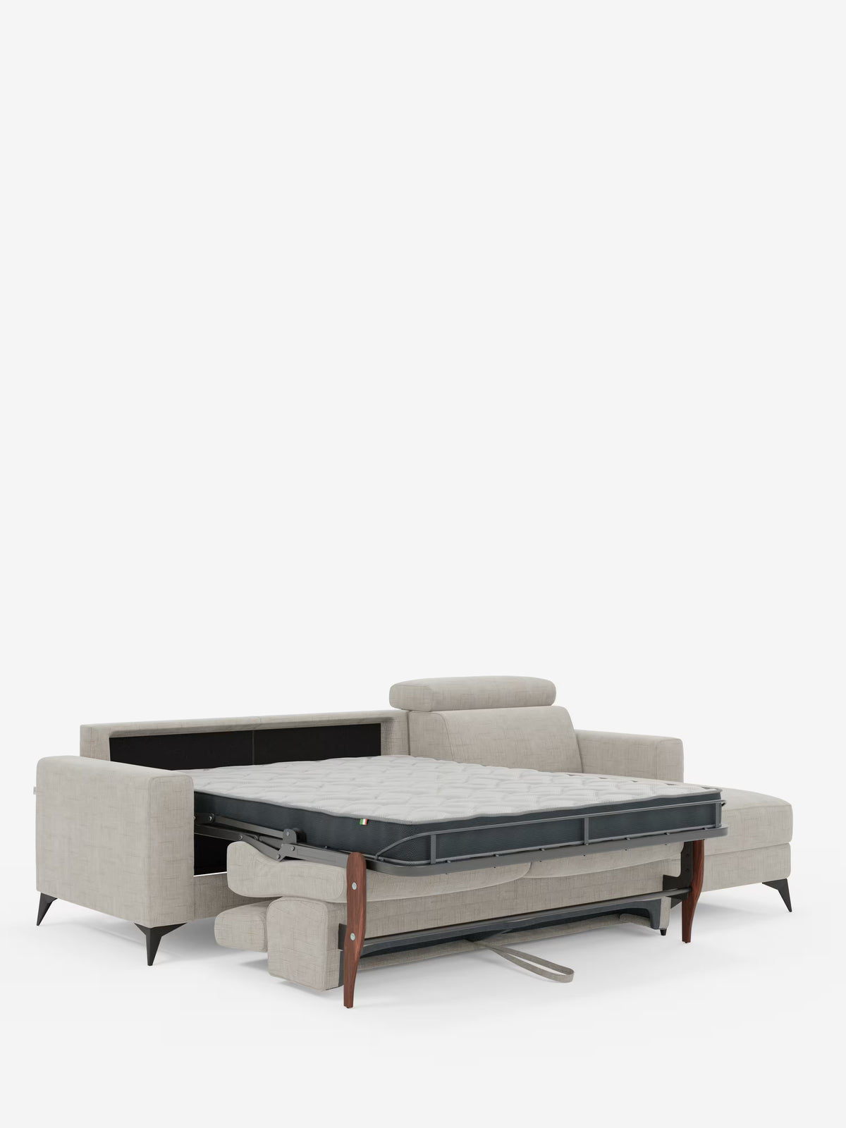Un divano letto angolare Pegaso di colore grigio chiaro di Divani.Store, rivestito in tessuto jacquard antimacchia T22, è esposto in un ambiente bianco. Questo moderno divano componibile è dotato di poggiatesta regolabili, una chaise longue con vano contenitore sulla destra e un letto estraibile queen-size che, una volta aperto, rivela un materasso grigio e una struttura pieghevole scura con gambe anteriori in legno: una scelta ideale per gli spazi abitativi contemporanei.