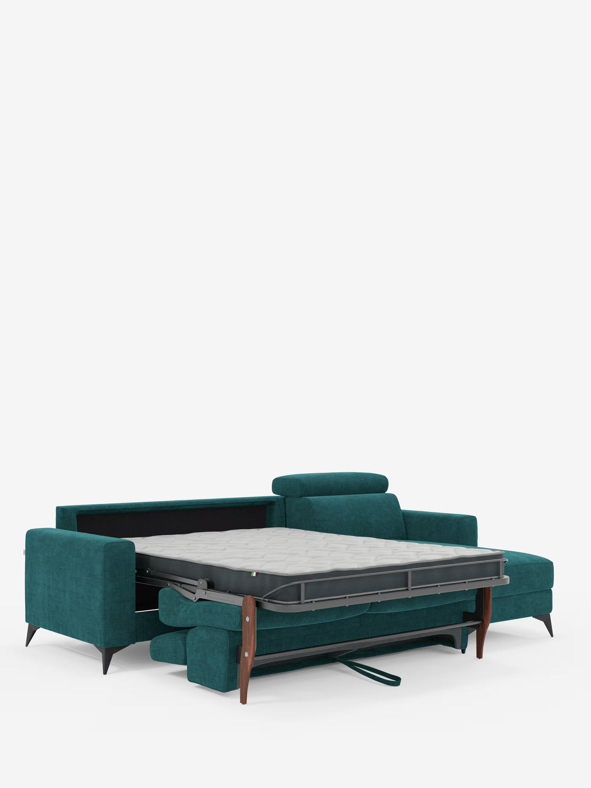 Un divano letto angolare Pegaso color verde acqua di Divani.Store, rivestito in tessuto jacquard T22 antimacchia, con gambe nere e una robusta struttura in legno, è esposto nella versione aperta a letto. Il design mette in risalto lo schienale, i braccioli e i poggiatesta regolabili a vista, oltre a una pratica chaise longue a penisola con vano contenitore. Il materasso si estende verso l’esterno su una struttura di supporto in metallo, su uno sfondo bianco a tinta unita.
