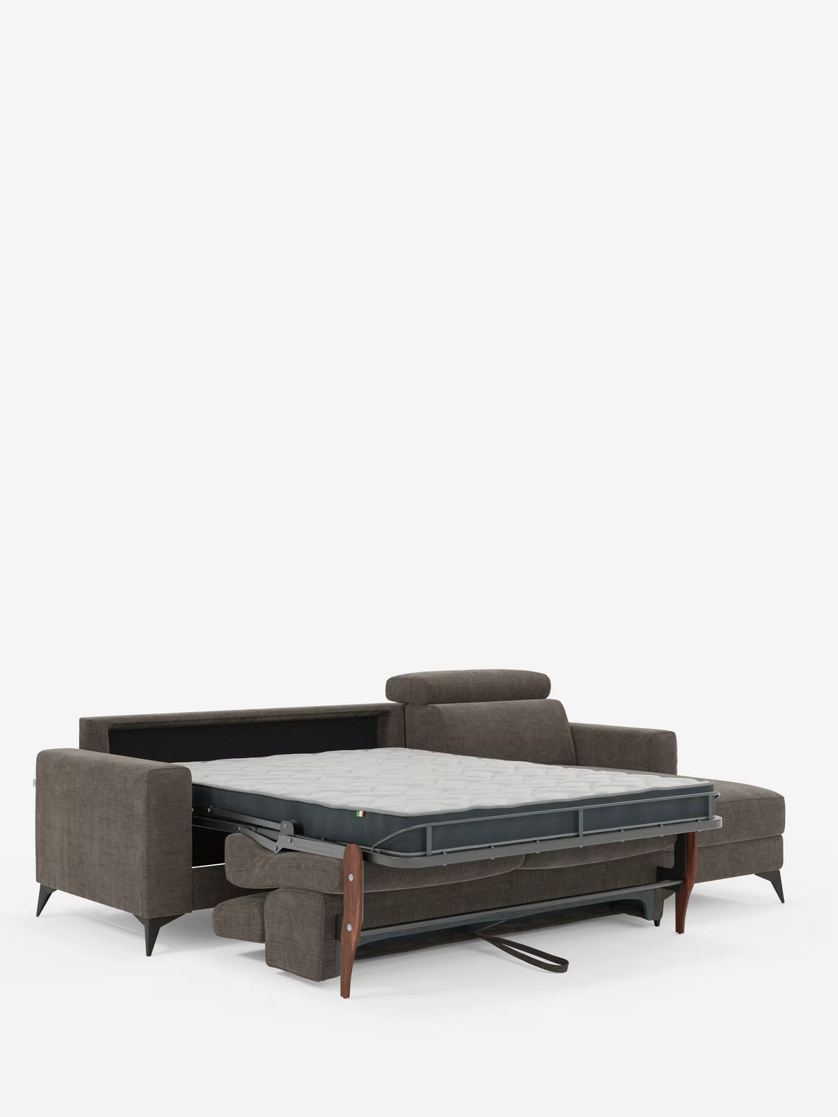 Il divano letto angolare Pegaso di Divani.Store è rivestito in tessuto jacquard T22 grigio scuro antimacchia ed è qui presentato nella versione estesa come letto. Presenta un'elegante struttura in metallo, un materasso sottile e braccioli squadrati dalla silhouette spigolosa. Lo schienale è dritto, mentre il poggiatesta può essere sollevato per un maggiore comfort. Le corte gambe nere conferiscono un tocco di modernità a questo complemento d’arredo, mentre una chaise longue con vano contenitore integrato