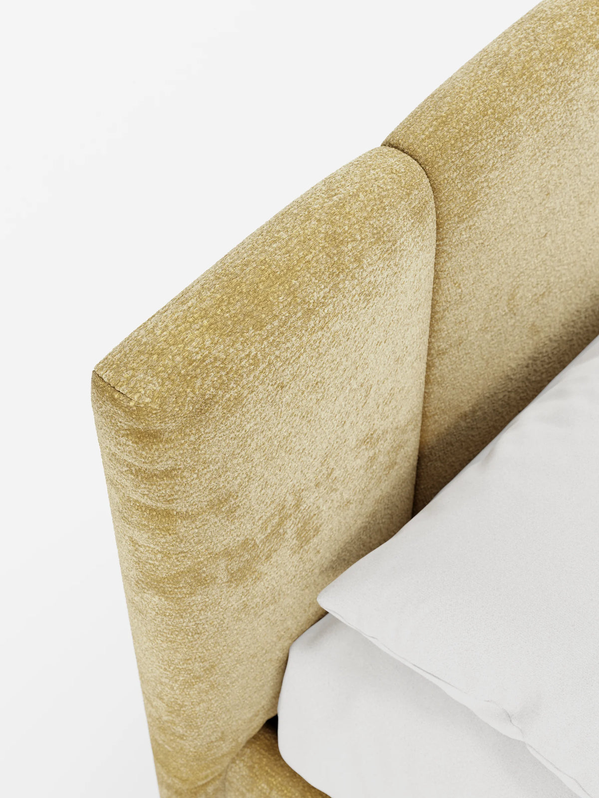 Il letto imbottito ARKAM con contenitore e testiera a lavorazione verticale presenta una testiera imbottita di colore giallo senape con texture, caratterizzata da pannelli verticali e un cuscino bianco, su uno sfondo bianco a tinta unita.