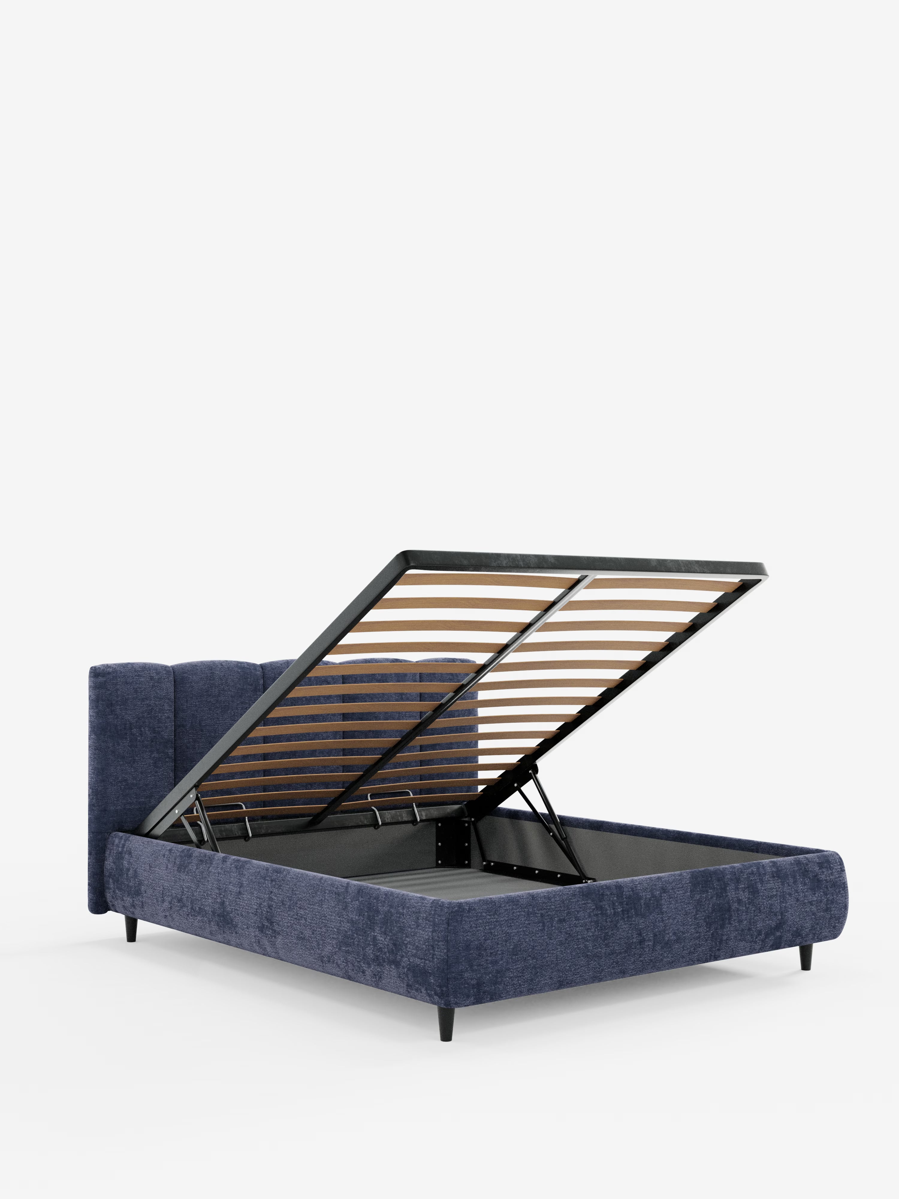 Un moderno letto imbottito ARKAM blu di Letti.store, dotato di una rete a doghe sollevabile con vano contenitore nascosto, testiera imbottita con cuciture verticali, gambe in metallo nero e tessuto certificato Oeko-Tex®. Sfondo bianco a tinta unita.