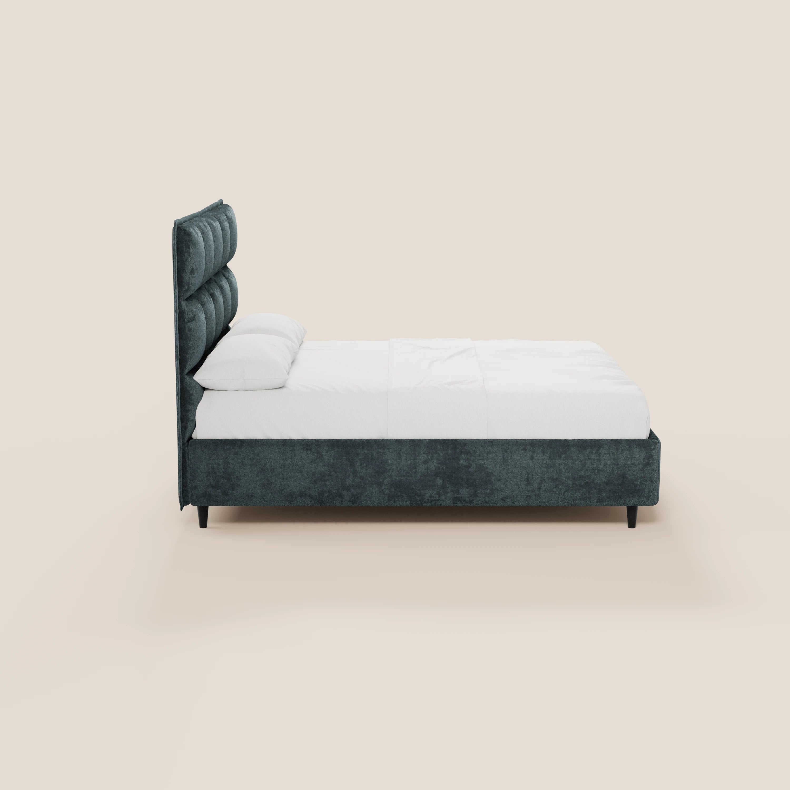 Il letto imbottito AURO con contenitore e testiera capitonné alta in ciniglia Oeko-Tex® di Letti.store presenta una testiera alta e capitonné di colore grigio scuro e una struttura abbinata. Nell’immagine è raffigurato di profilo con biancheria da letto bianca su uno sfondo beige chiaro.