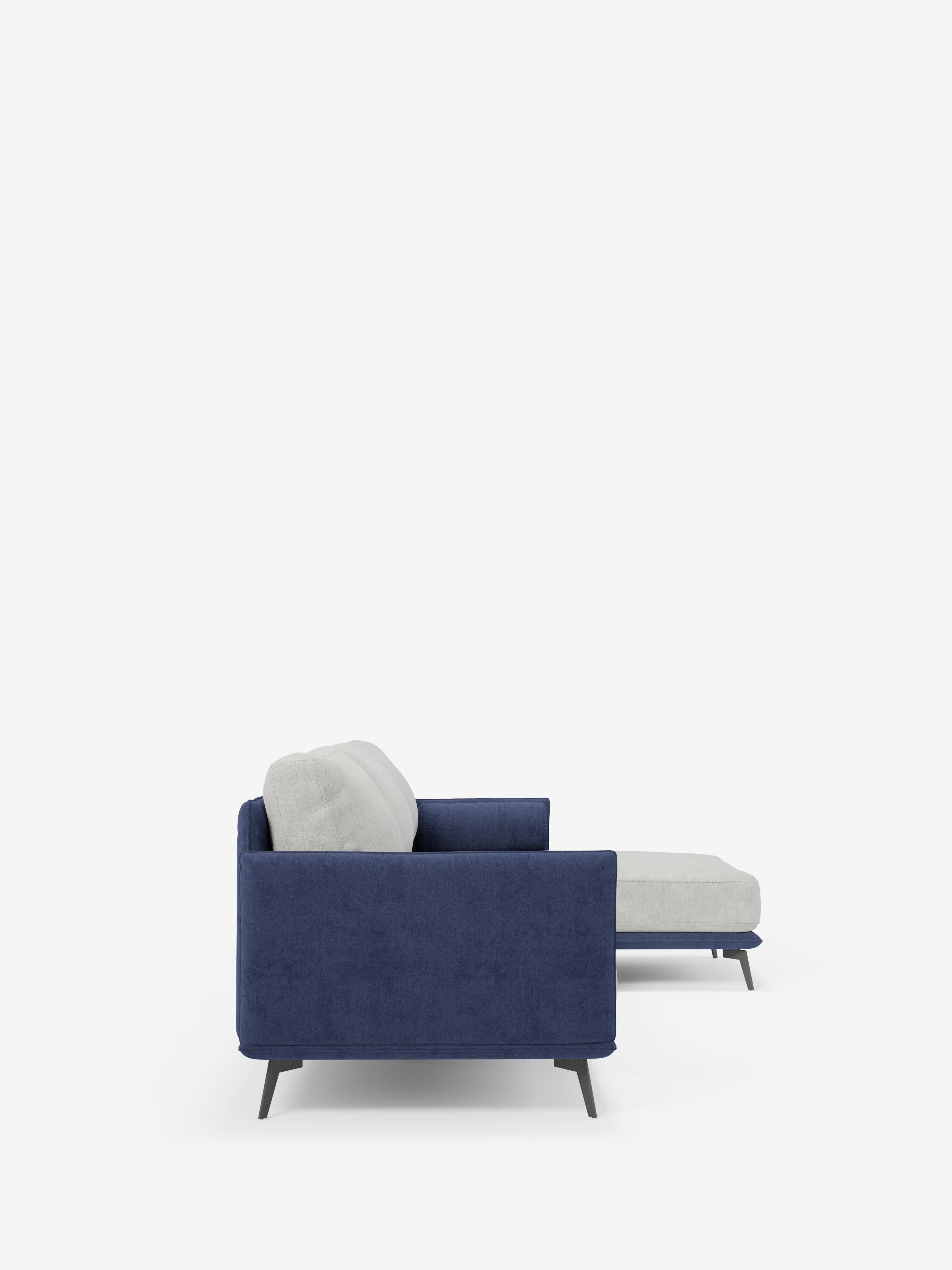 Vista laterale del divano angolare bicolore Basalto con penisola e base in metallo di Divani.Store, rivestito in tessuto T31 soft-touch blu scuro con gambe in metallo scuro. Tra le caratteristiche figurano un cuscino di seduta grigio chiaro smacchiabile e un cuscino dello schienale imbottito in piuma, oltre a una sezione a penisola bicolore che si estende verso destra, su sfondo bianco.