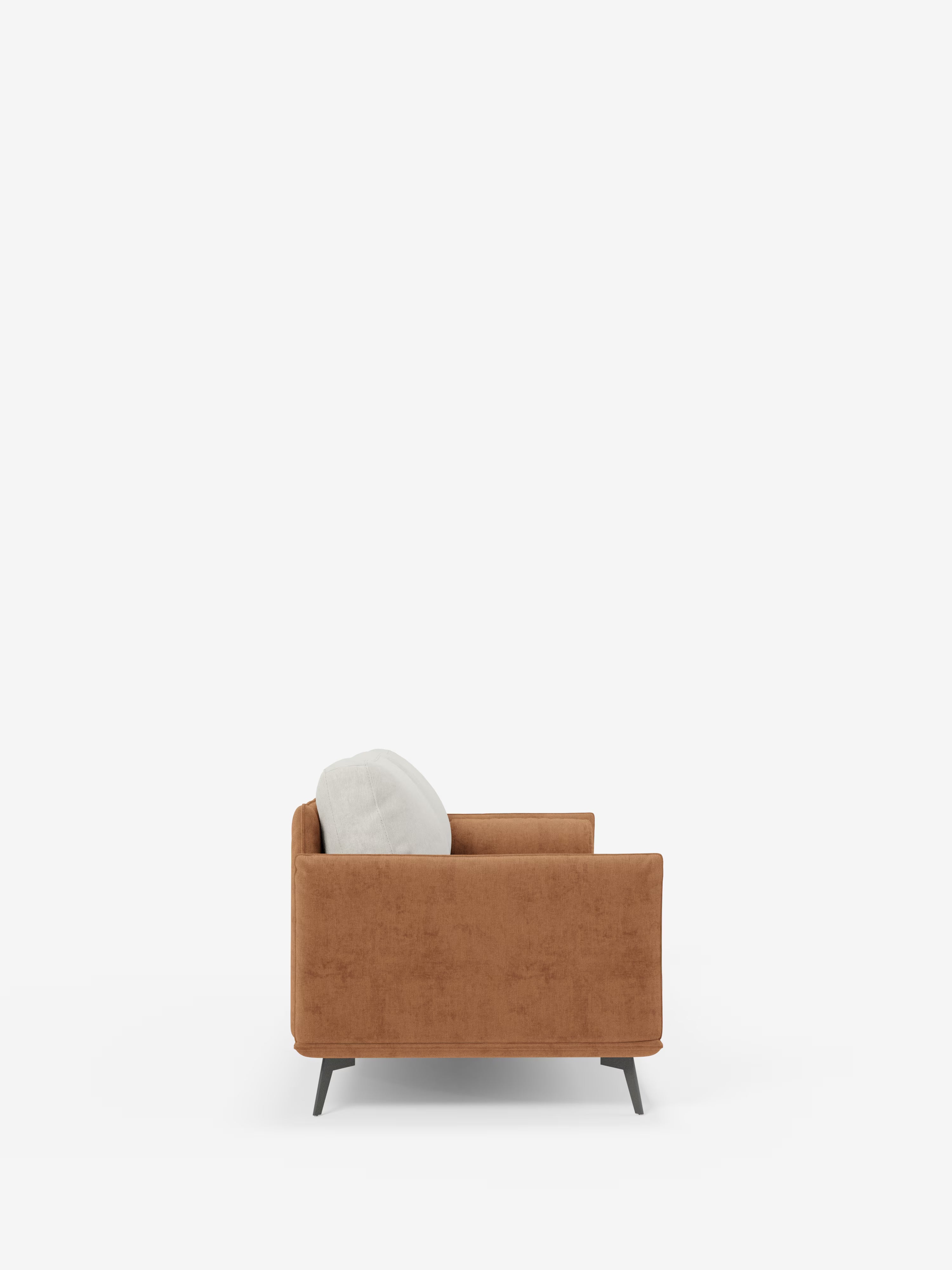 Vista laterale del divano Basalto a 2 o 3 posti bicolore di Divani.Store, caratterizzato da un design moderno con un unico cuscino di seduta in tessuto T31 antimacchia e schienali in piuma d’oca. Il divano presenta linee pulite, una silhouette squadrata e gambe sottili e angolate in metallo scuro. Su uno sfondo bianco a tinta unita, questo divano moderno è il protagonista assoluto dell’immagine.
