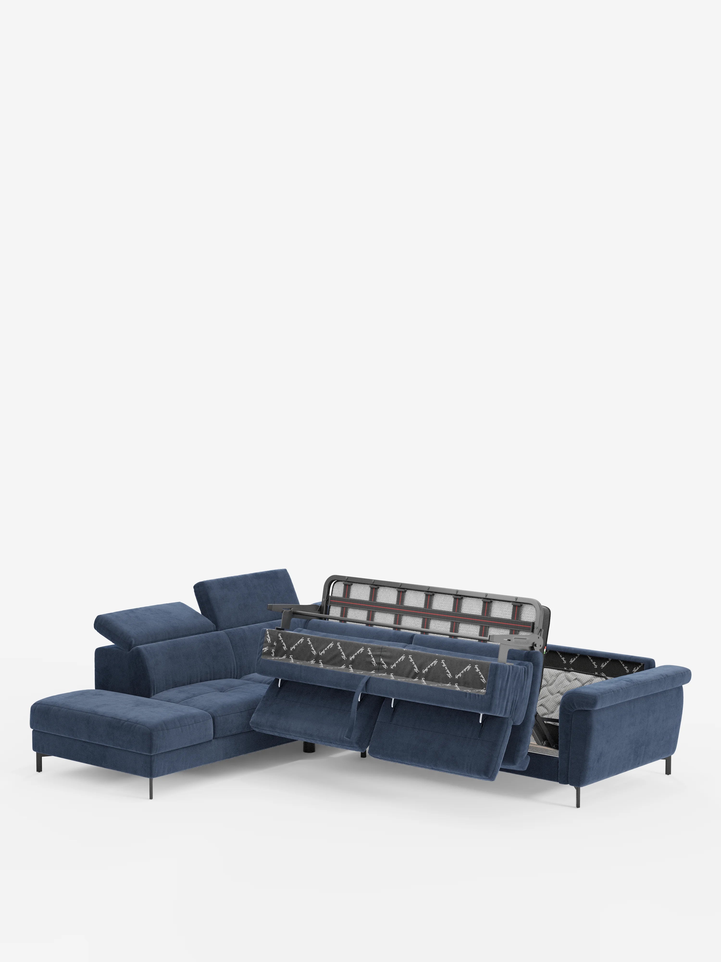 Un divano letto angolare Capri contemporaneo di Divani.Store, realizzato in un suggestivo tessuto blu “Vellutino Smacchiabile T30”, è qui raffigurato con i suoi poggiatesta reclinabili regolabili e il letto estraibile ad alte prestazioni parzialmente esteso da una delle sezioni. Questo moderno divano letto presenta linee pulite, gambe sottili e un design minimalista, che risalta su uno sfondo bianco a tinta unita.