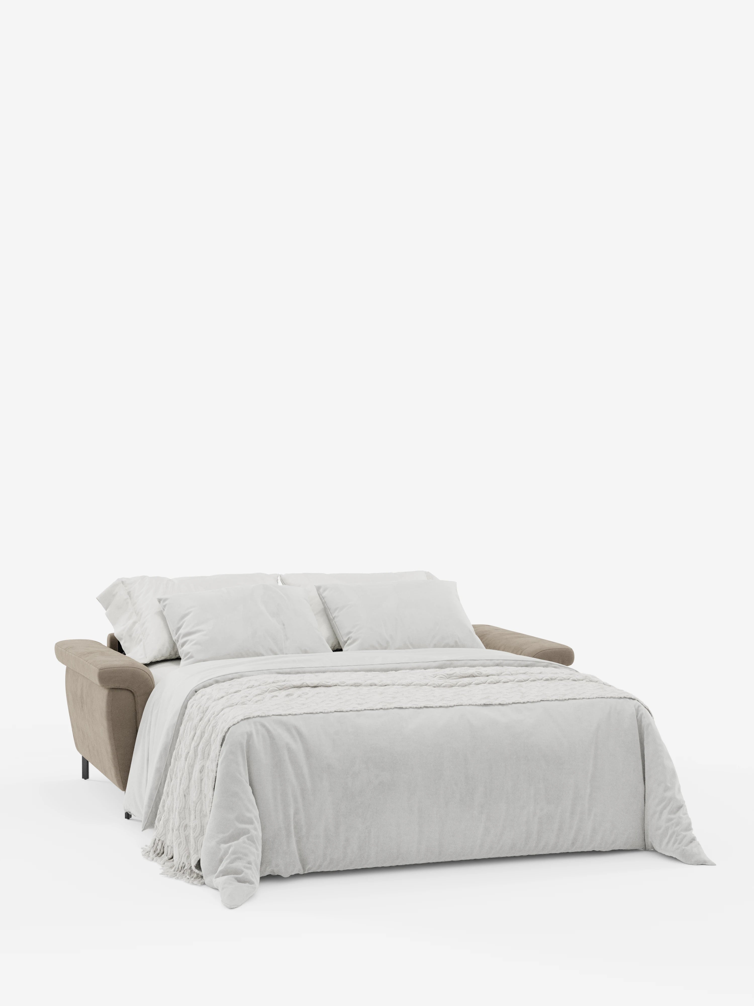 Il divano letto di design Capri con piedini alti di Divani.Store è aperto in posizione letto e ricoperto da una coperta grigio chiaro e da due cuscini coordinati, su uno sfondo bianco a tinta unita. Dotato di poggiatesta reclinabili e realizzato in raffinato tessuto effetto velluto smacchiabile T30, questo complemento d’arredo incarna l’eleganza della manifattura italiana.