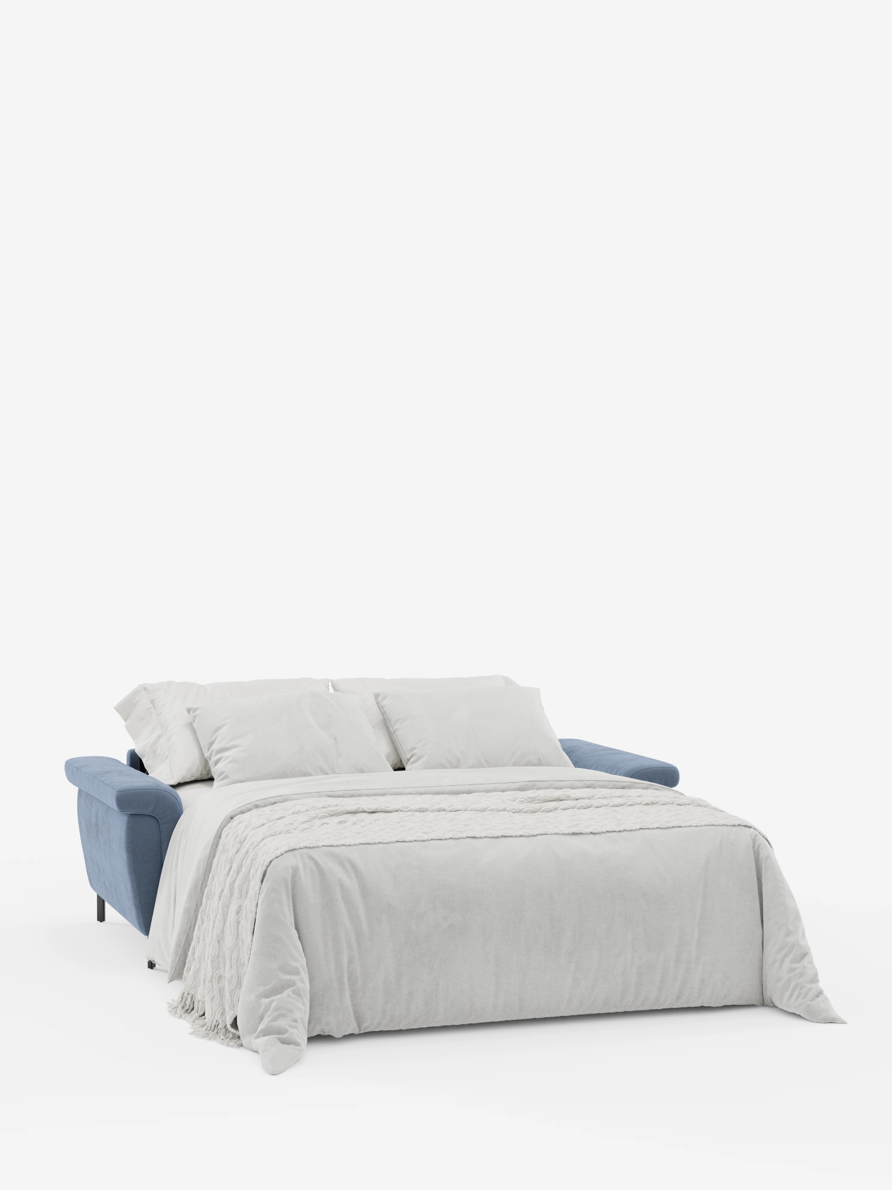 Il divano letto di design “Capri” di Divani.Store, caratterizzato da gambe alte, poggiatesta reclinabili e rivestito in raffinato tessuto T30 effetto velluto blu, resistente alle macchie, viene trasformato in letto e abbinato a un piumone grigio chiaro e a due cuscini coordinati su uno sfondo bianco a tinta unita.
