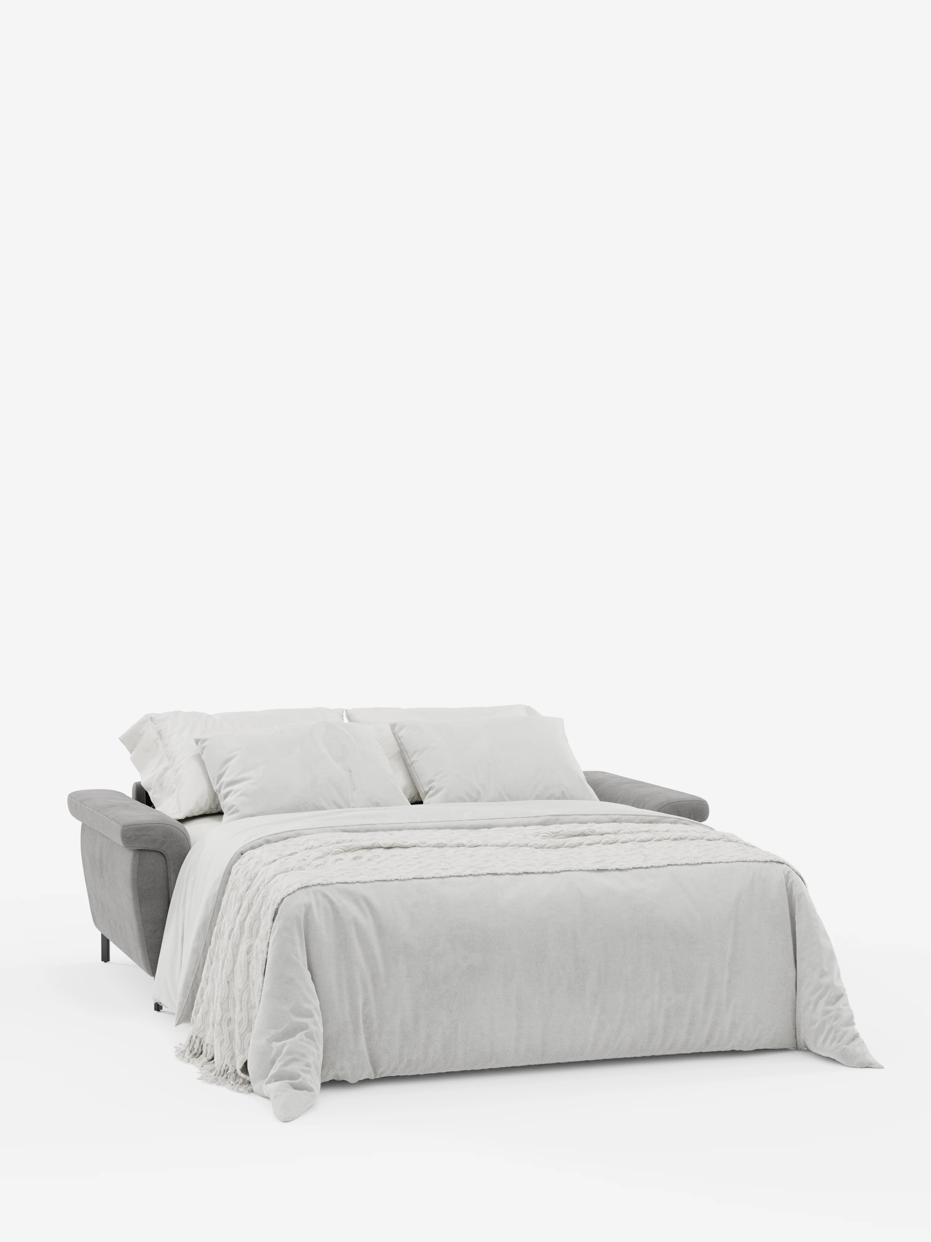 Un divano letto di design Capri in grigio contemporaneo con piedini alti di Divani.Store è aperto, con un piumone grigio chiaro, tre cuscini bianchi e una coperta coordinata disposti sopra, il tutto su uno sfondo bianco a tinta unita. Rivestito in raffinato tessuto effetto velluto smacchiabile T30 ispirato alla manifattura italiana, il divano letto presenta i braccioli visibili su entrambi i lati.