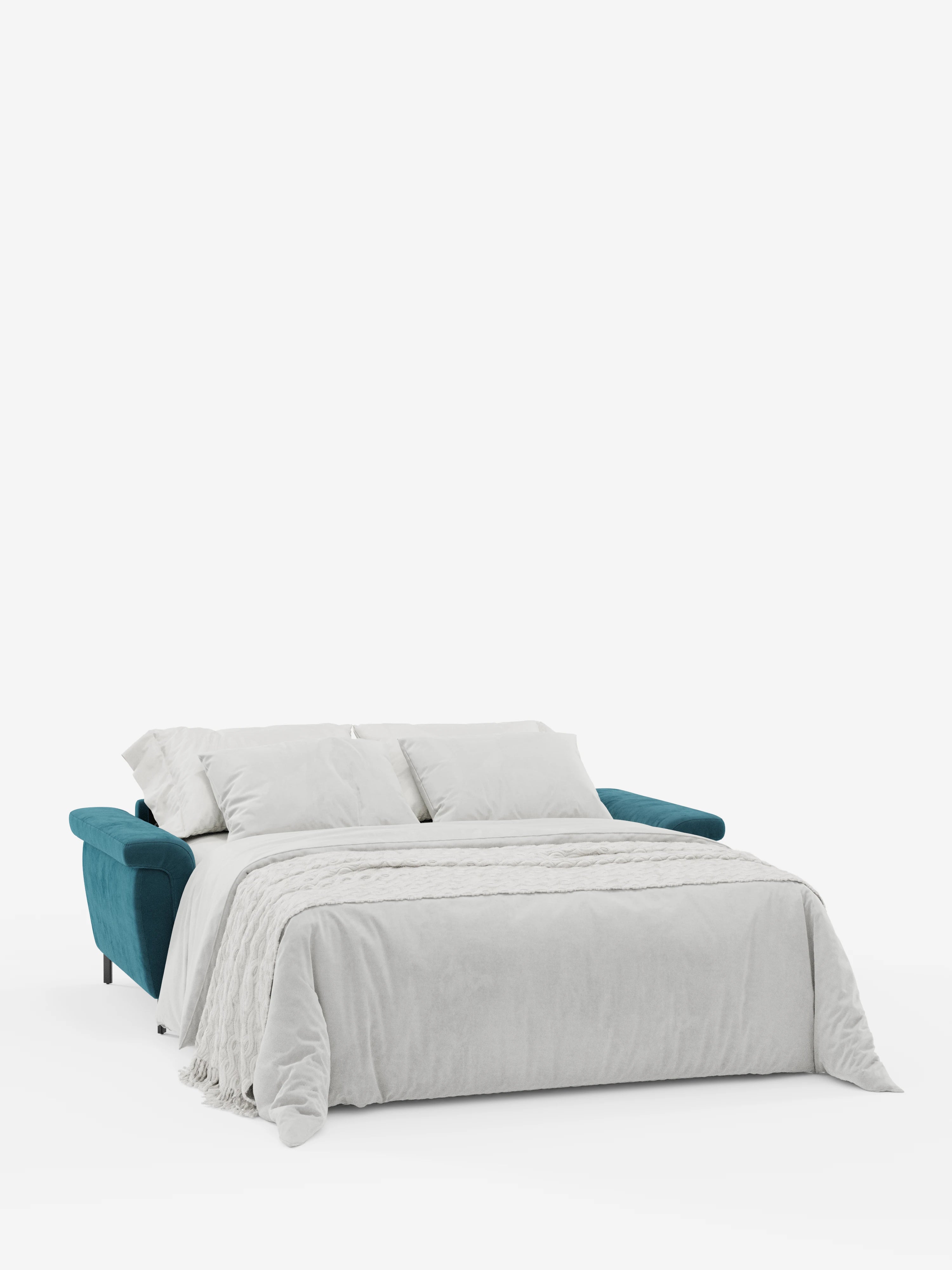 Il divano letto di design Capri di Divani.Store, caratterizzato da gambe alte e poggiatesta regolabili, è raffigurato aperto in versione letto e drappeggiato con un piumone grigio chiaro e due cuscini coordinati. Rivestito con il raffinato tessuto effetto velluto smacchiabile T30, resistente alle macchie e che evoca la qualità della manifattura italiana, questo ambiente minimalista si staglia su uno sfondo bianco a tinta unita.