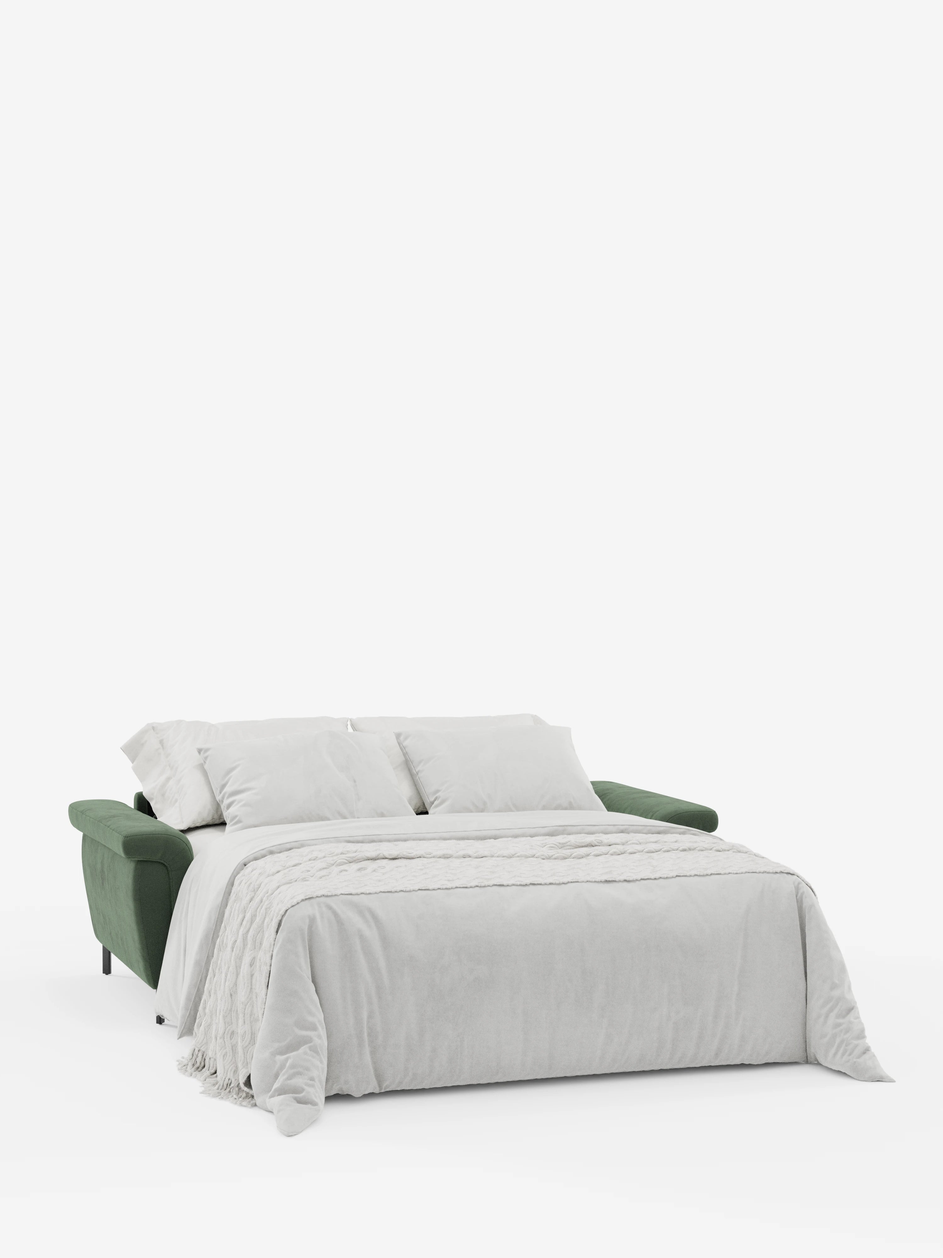 Un divano letto di design Capri con piedini alti di Divani.Store, rivestito in raffinato tessuto effetto velluto smacchiabile T30, è completato da un’elegante biancheria da letto grigio chiaro e da due cuscini disposti con cura. In perfetto stile della classica manifattura italiana, i braccioli del divano sono visibili su entrambi i lati mentre la biancheria da letto ricade leggermente oltre i bordi, il tutto su uno sfondo bianco a tinta unita.