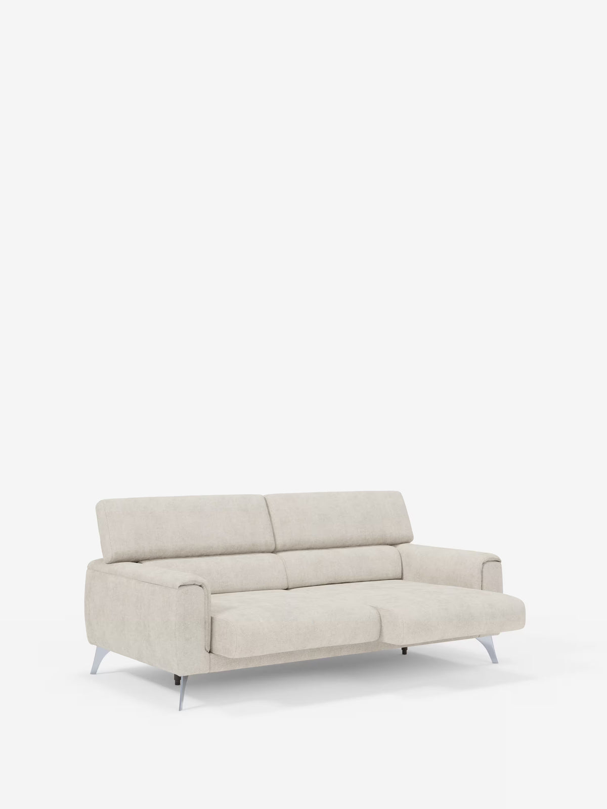 Il divano Caravaggio a 2 e 3 posti con sedute allungabili e poggiatesta reclinabili, rivestito in elegante tessuto smacchiabile T31 di Divani.Store, presenta un design moderno e lineare nei toni del beige, caratterizzato da linee pulite, gambe angolari in metallo, ampi braccioli e tre sedute imbottite in stile minimalista. Questo divano contemporaneo è messo in risalto su uno sfondo bianco a tinta unita, con ampio spazio libero sopra e intorno ad esso.