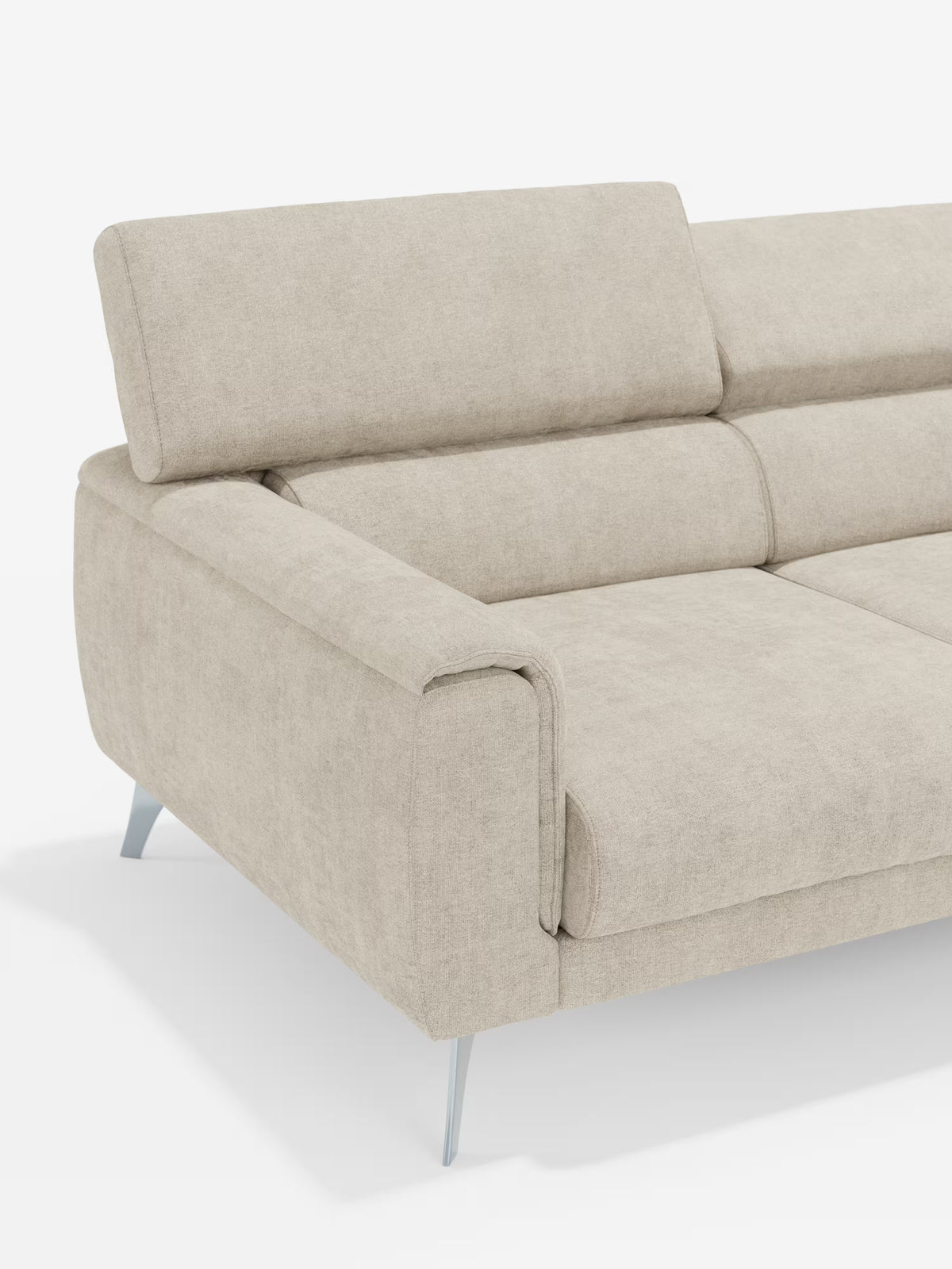Un divano angolare Caravaggio in stile contemporaneo con penisola e sedute scorrevoli in tessuto antimacchia T31 di Divani.Store, rivestito in tessuto beige chiaro antimacchia e impreziosito da eleganti gambe in metallo angolate. Lo schienale parzialmente regolabile, le linee pulite e l'imbottitura morbida conferiscono al divano un fascino moderno. L’immagine mette in risalto il lato sinistro del divano con la sua versatile chaise longue su uno sfondo bianco.