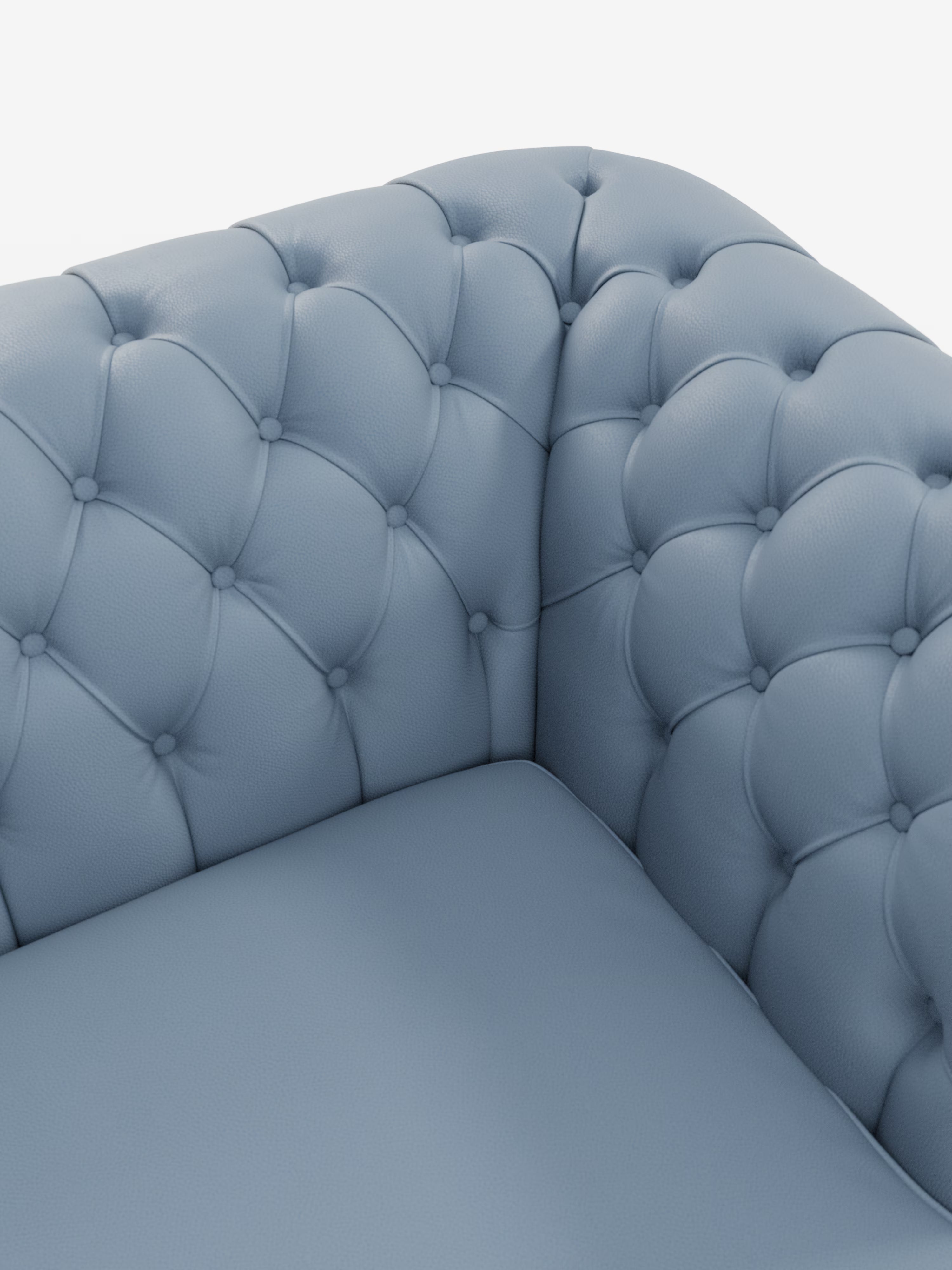 Primo piano di un angolo azzurro del Chester – Divano Chesterfield in vera pelle spessorata a 2 e 3 posti di Divani.Store. Questo divano artigianale italiano presenta una profonda trapuntatura a bottoni, una seduta liscia e bordi morbidi e arrotondati che gli conferiscono un aspetto moderno ma lussuoso su uno sfondo bianco a tinta unita. Realizzato con maestria come divano artigianale Made in Italy, il suo rivestimento in vera pelle spessorata incarna l’eleganza classica e lo stile intramontabile.