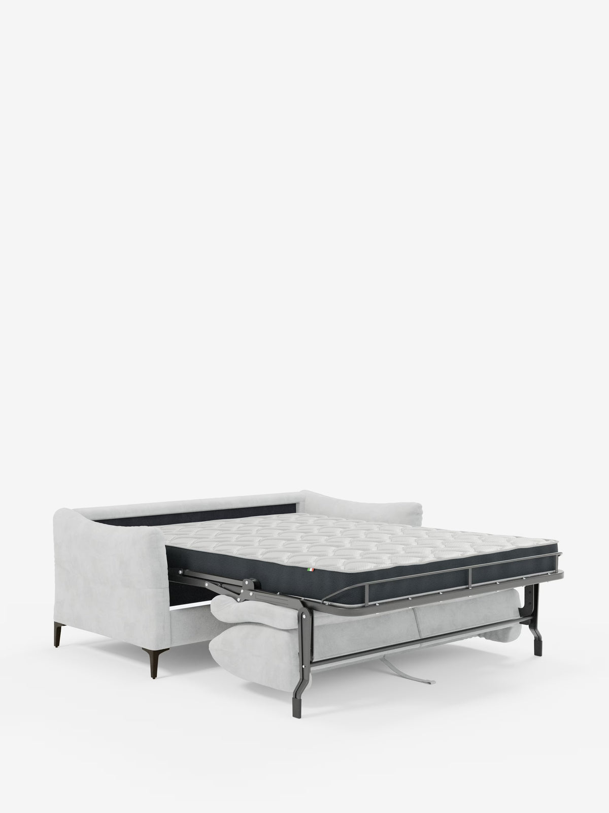Un divano letto Dalia di colore grigio chiaro di Divani.Store — con rivestimento in velluto T30 moderno e antimacchia e gambe in legno — è esposto con il materasso estraibile aperto. Il materasso bianco e nero da 18 cm (H18) è sostenuto da una struttura in metallo, con un cuscino aggiuntivo infilato sotto. Lo sfondo è bianco a tinta unita.