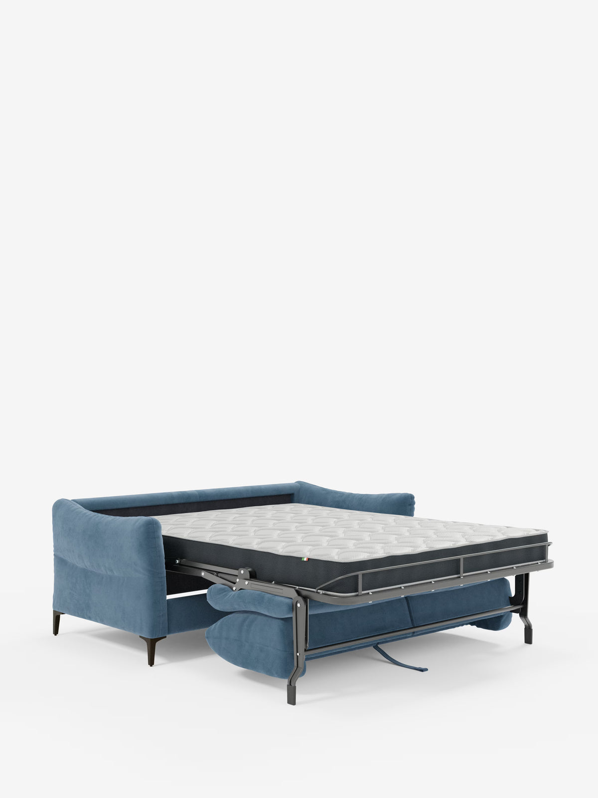 Un divano letto Dalia blu di Divani.Store, rivestito in un moderno tessuto T30 simile al velluto e resistente alle macchie, caratterizzato da braccioli ricurvi e gambe corte nere. Raffigurato parzialmente aperto con il materasso H18 esteso verso l’esterno, la funzione trasformabile del divano letto e il suo design elegante e contemporaneo risaltano sullo sfondo bianco.