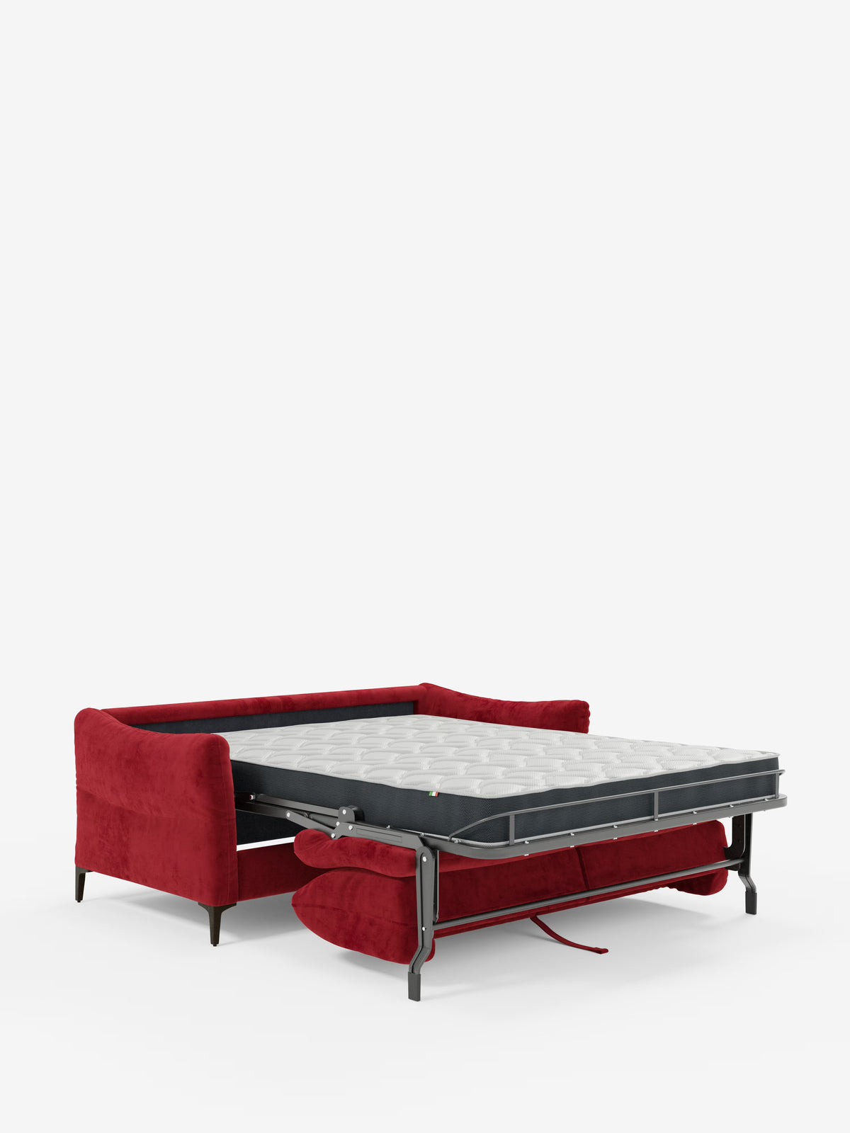 Il divano letto Dalia a 2, 3 e 4 posti con materasso H18 di Divani.Store è qui presentato in un tessuto vellutino T30 rosso, moderno e antimacchia, con gambe nere. Il divano si trasforma in letto, rivelando la struttura in metallo e il materasso bianco. Parte del cuscino di seduta rosso rimane visibile sotto il meccanismo aperto del divano letto, su uno sfondo bianco a tinta unita.